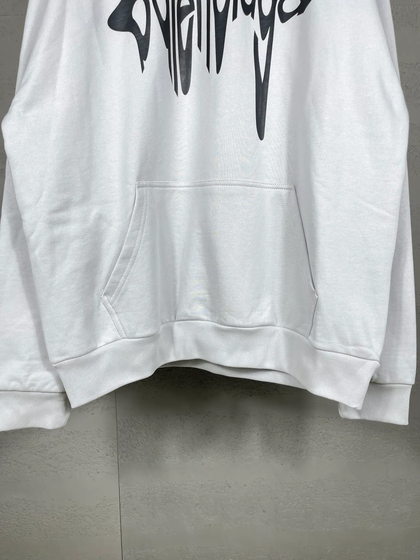 🅿️330 real photos [Top version. Official website quality] BALENCI*GA/Paris.SS25 latest model 3M artistic letter print washed and worn hooded sweatshirt. Ready-to-wear with multiple worn and worn features. The brick cabinets are synchronized. The authentic product is developed at the first time. The fabric is made of Paris ZP custom-woven and dyed cotton terry sweatshirt. Weighing 460 grams, the cloth surface is clean. The cloth pattern is clear, soft and comfortable. The threads are dyed with no color difference. The printing is made of environmentally friendly imported materials. The letters are clear and the effect is three-dimensional. The version adopts OS loose shoulder design. Same style for men and women. Code: BL238958 Color: washed black, gray and white. Size: XS S M L