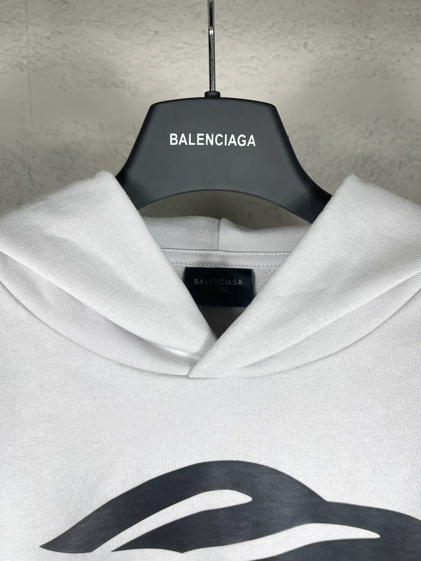 🅿️330 real photos [Top version. Official website quality] BALENCI*GA/Paris.SS25 latest model 3M artistic letter print washed and worn hooded sweatshirt. Ready-to-wear with multiple worn and worn features. The brick cabinets are synchronized. The authentic product is developed at the first time. The fabric is made of Paris ZP custom-woven and dyed cotton terry sweatshirt. Weighing 460 grams, the cloth surface is clean. The cloth pattern is clear, soft and comfortable. The threads are dyed with no color difference. The printing is made of environmentally friendly imported materials. The letters are clear and the effect is three-dimensional. The version adopts OS loose shoulder design. Same style for men and women. Code: BL238958 Color: washed black, gray and white. Size: XS S M L