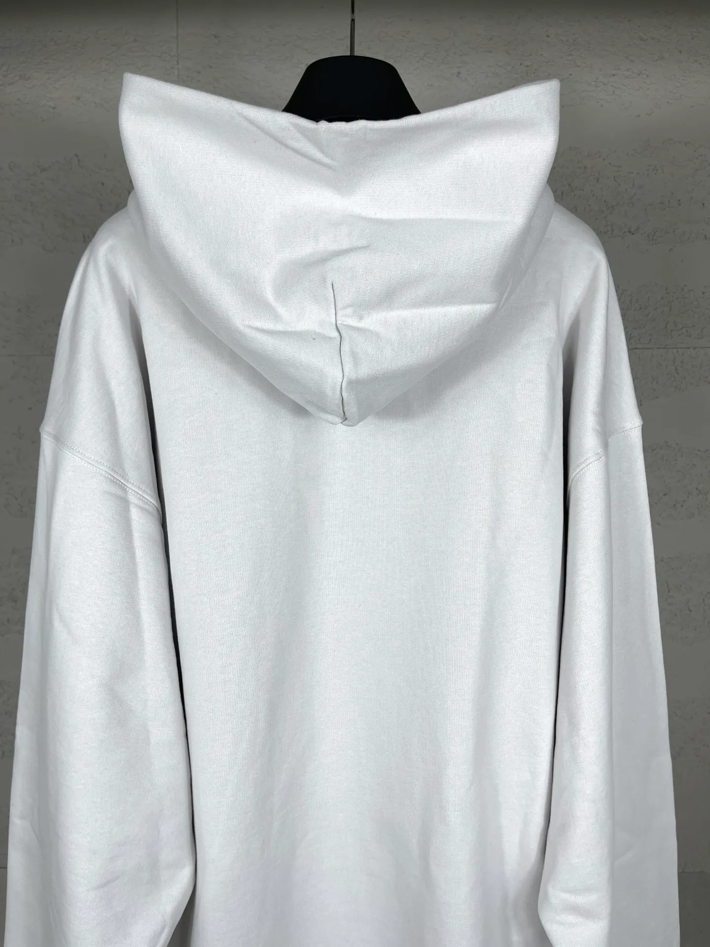🅿️330 real photos [Top version. Official website quality] BALENCI*GA/Paris.SS25 latest model 3M artistic letter print washed and worn hooded sweatshirt. Ready-to-wear with multiple worn and worn features. The brick cabinets are synchronized. The authentic product is developed at the first time. The fabric is made of Paris ZP custom-woven and dyed cotton terry sweatshirt. Weighing 460 grams, the cloth surface is clean. The cloth pattern is clear, soft and comfortable. The threads are dyed with no color difference. The printing is made of environmentally friendly imported materials. The letters are clear and the effect is three-dimensional. The version adopts OS loose shoulder design. Same style for men and women. Code: BL238958 Color: washed black, gray and white. Size: XS S M L