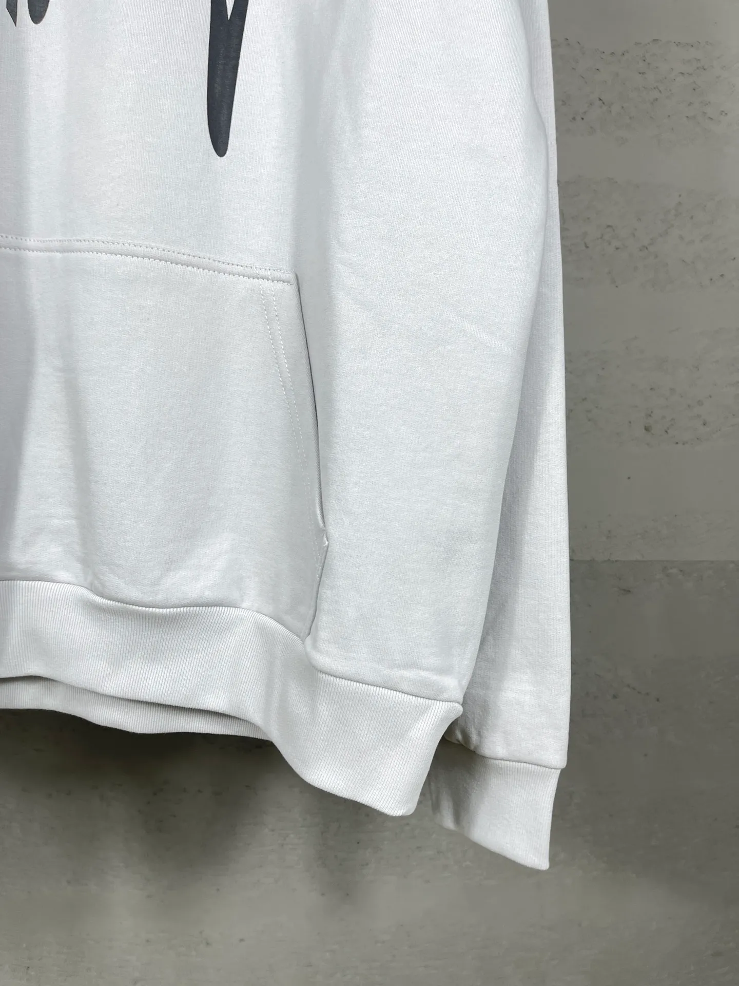 🅿️330 real photos [Top version. Official website quality] BALENCI*GA/Paris.SS25 latest model 3M artistic letter print washed and worn hooded sweatshirt. Ready-to-wear with multiple worn and worn features. The brick cabinets are synchronized. The authentic product is developed at the first time. The fabric is made of Paris ZP custom-woven and dyed cotton terry sweatshirt. Weighing 460 grams, the cloth surface is clean. The cloth pattern is clear, soft and comfortable. The threads are dyed with no color difference. The printing is made of environmentally friendly imported materials. The letters are clear and the effect is three-dimensional. The version adopts OS loose shoulder design. Same style for men and women. Code: BL238958 Color: washed black, gray and white. Size: XS S M L