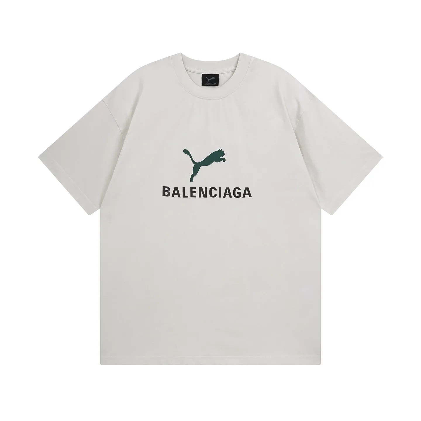 🅿️180 real photos [Top version. Official website quality] BALENCI*GA/26 new model. Paris co-branded puma series front printed washed short-sleeved T-shirt # SS26 latest model. Research and development at the first time, different market currencies. Comparisons welcome. The fabric is made of Paris ZP custom-woven and dyed cotton double yarn. Weighing 260 grams, the cloth surface is clean. The cloth pattern is clear, soft and comfortable. The threads are dyed with no color difference. The printing uses environmentally friendly imported rubber paddles, with clear letters and no burrs. Strong three-dimensional effect. Garment washing water. Jubie market currency. Welcome to compare. The version adopts OS loose shoulder design. Same style for men and women. Code: BL253716 Color: washed black, red, off-white Size: XS S M L