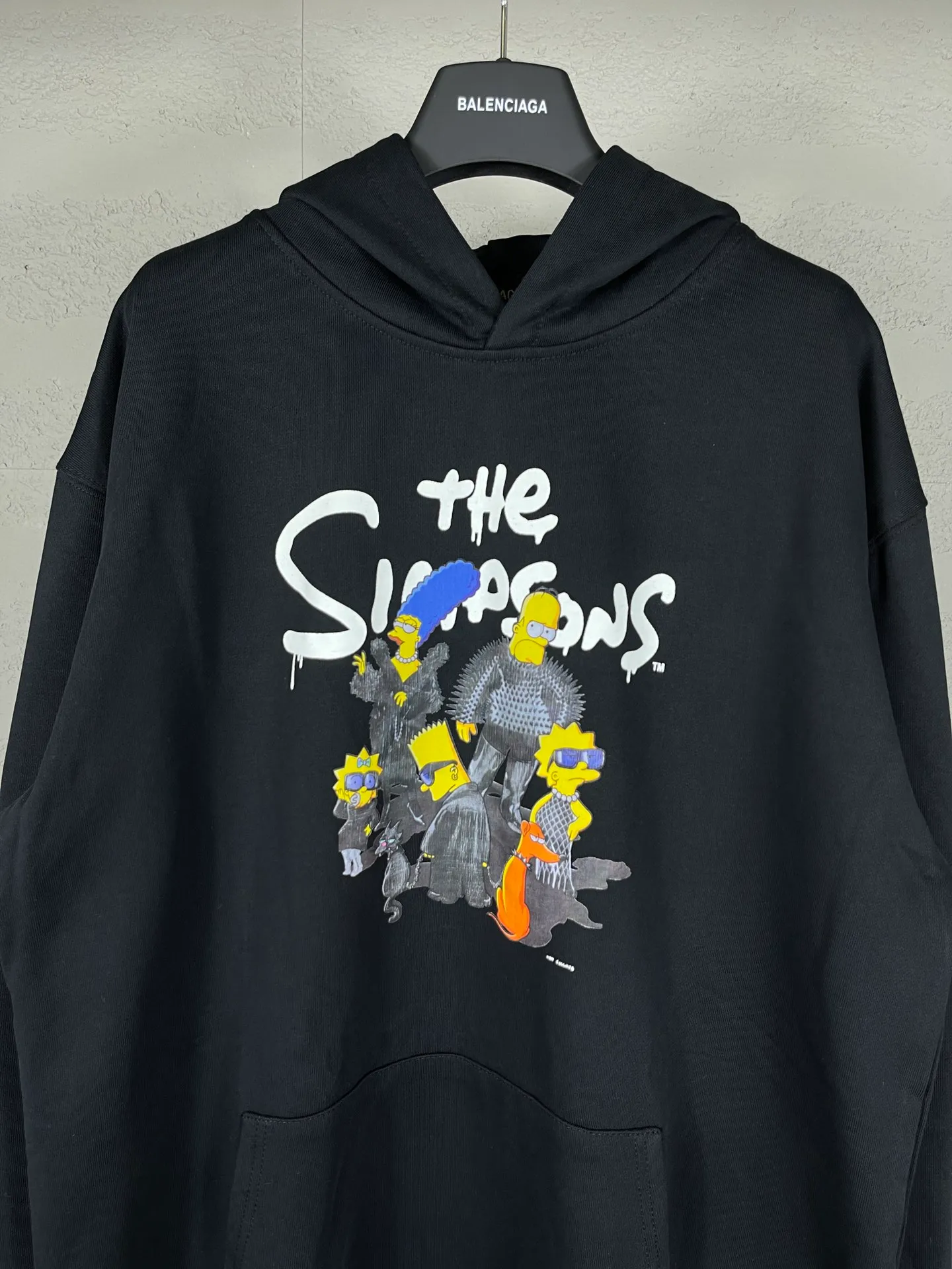 🅿️310 Real photos [Top version. Official website quality] BALENCI*GA/Paris. Classic model. 22S#balenci*ga x THE SIMPSONS Simpson joint model# The fabric is made of Paris ZP custom-woven and dyed cotton double-yarn David Coat. The net weight is 450 grams. The cloth surface is clean. The cloth pattern is clear, soft and comfortable. The threads are dyed with no color difference. The classic pattern adopts Kornit digital machine, which has a three-dimensional effect and restores the brick cabinet. The version adopts the OS loose shoulder version. Same style for men and women Code: BL238088 Color: Black. White. Size: XS S M L