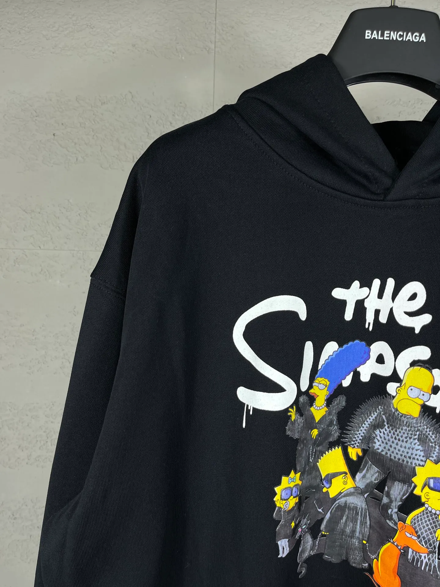 🅿️310 Real photos [Top version. Official website quality] BALENCI*GA/Paris. Classic model. 22S#balenci*ga x THE SIMPSONS Simpson joint model# The fabric is made of Paris ZP custom-woven and dyed cotton double-yarn David Coat. The net weight is 450 grams. The cloth surface is clean. The cloth pattern is clear, soft and comfortable. The threads are dyed with no color difference. The classic pattern adopts Kornit digital machine, which has a three-dimensional effect and restores the brick cabinet. The version adopts the OS loose shoulder version. Same style for men and women Code: BL238088 Color: Black. White. Size: XS S M L