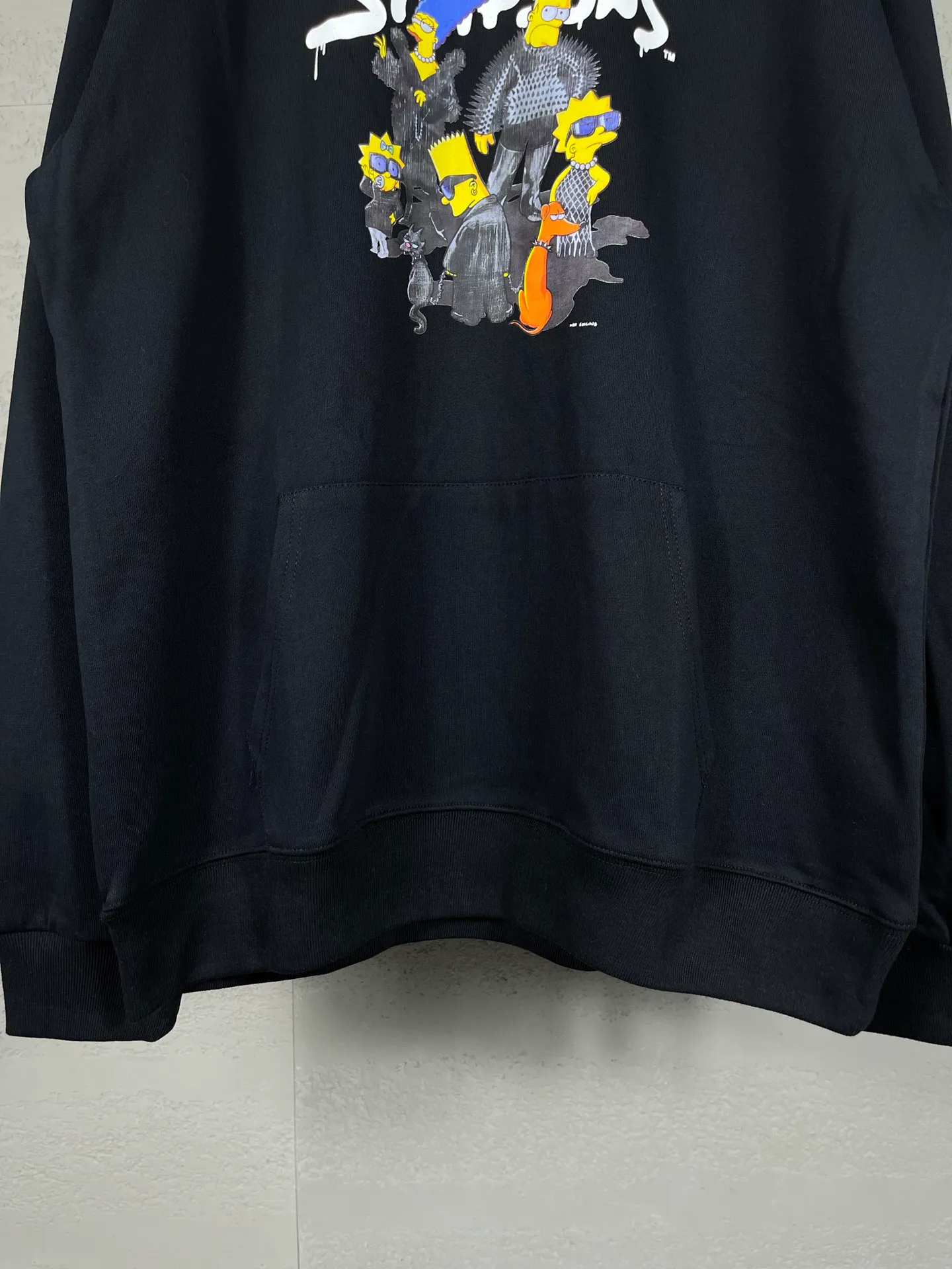 🅿️310 Real photos [Top version. Official website quality] BALENCI*GA/Paris. Classic model. 22S#balenci*ga x THE SIMPSONS Simpson joint model# The fabric is made of Paris ZP custom-woven and dyed cotton double-yarn David Coat. The net weight is 450 grams. The cloth surface is clean. The cloth pattern is clear, soft and comfortable. The threads are dyed with no color difference. The classic pattern adopts Kornit digital machine, which has a three-dimensional effect and restores the brick cabinet. The version adopts the OS loose shoulder version. Same style for men and women Code: BL238088 Color: Black. White. Size: XS S M L