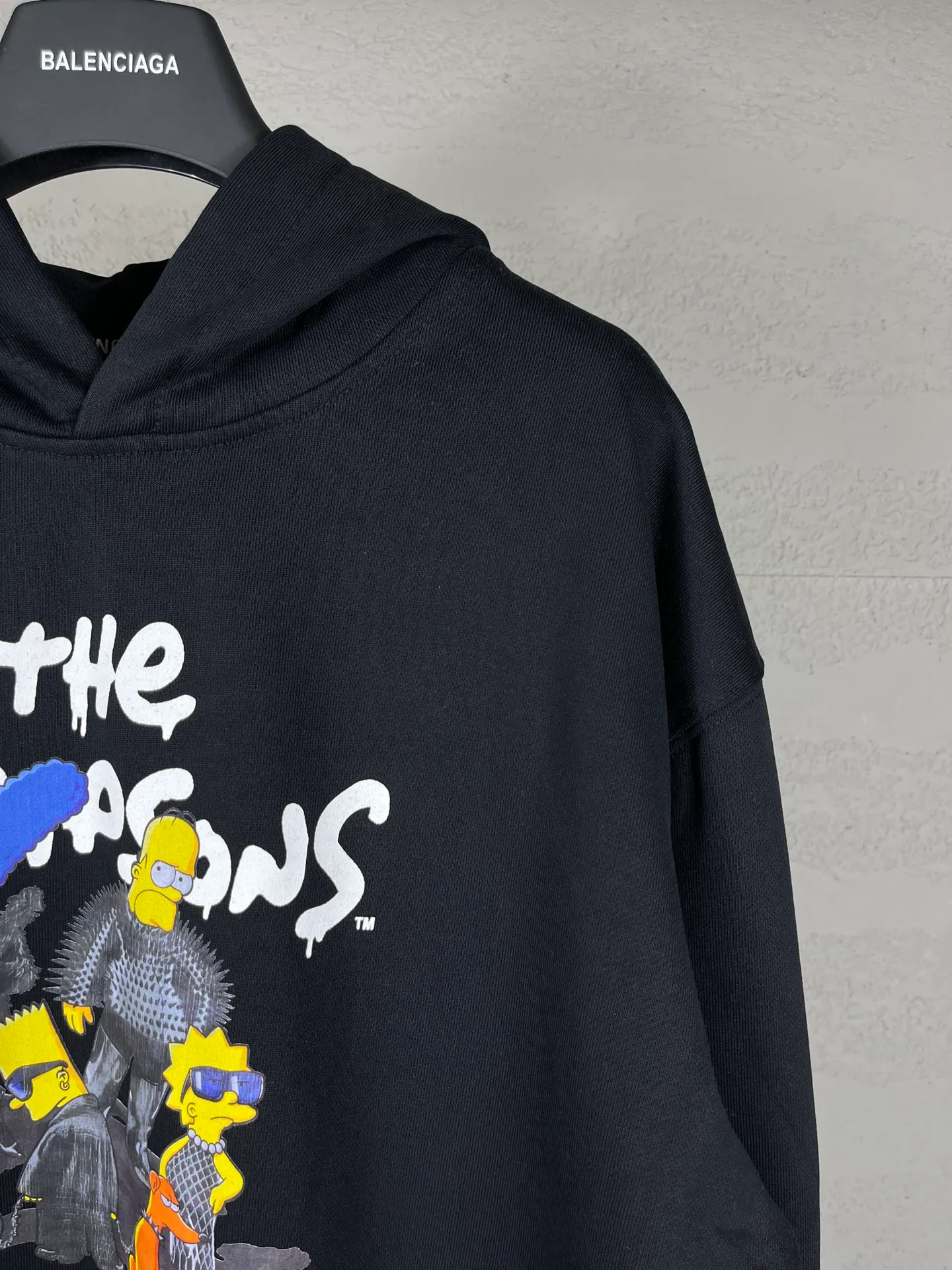 🅿️310 Real photos [Top version. Official website quality] BALENCI*GA/Paris. Classic model. 22S#balenci*ga x THE SIMPSONS Simpson joint model# The fabric is made of Paris ZP custom-woven and dyed cotton double-yarn David Coat. The net weight is 450 grams. The cloth surface is clean. The cloth pattern is clear, soft and comfortable. The threads are dyed with no color difference. The classic pattern adopts Kornit digital machine, which has a three-dimensional effect and restores the brick cabinet. The version adopts the OS loose shoulder version. Same style for men and women Code: BL238088 Color: Black. White. Size: XS S M L