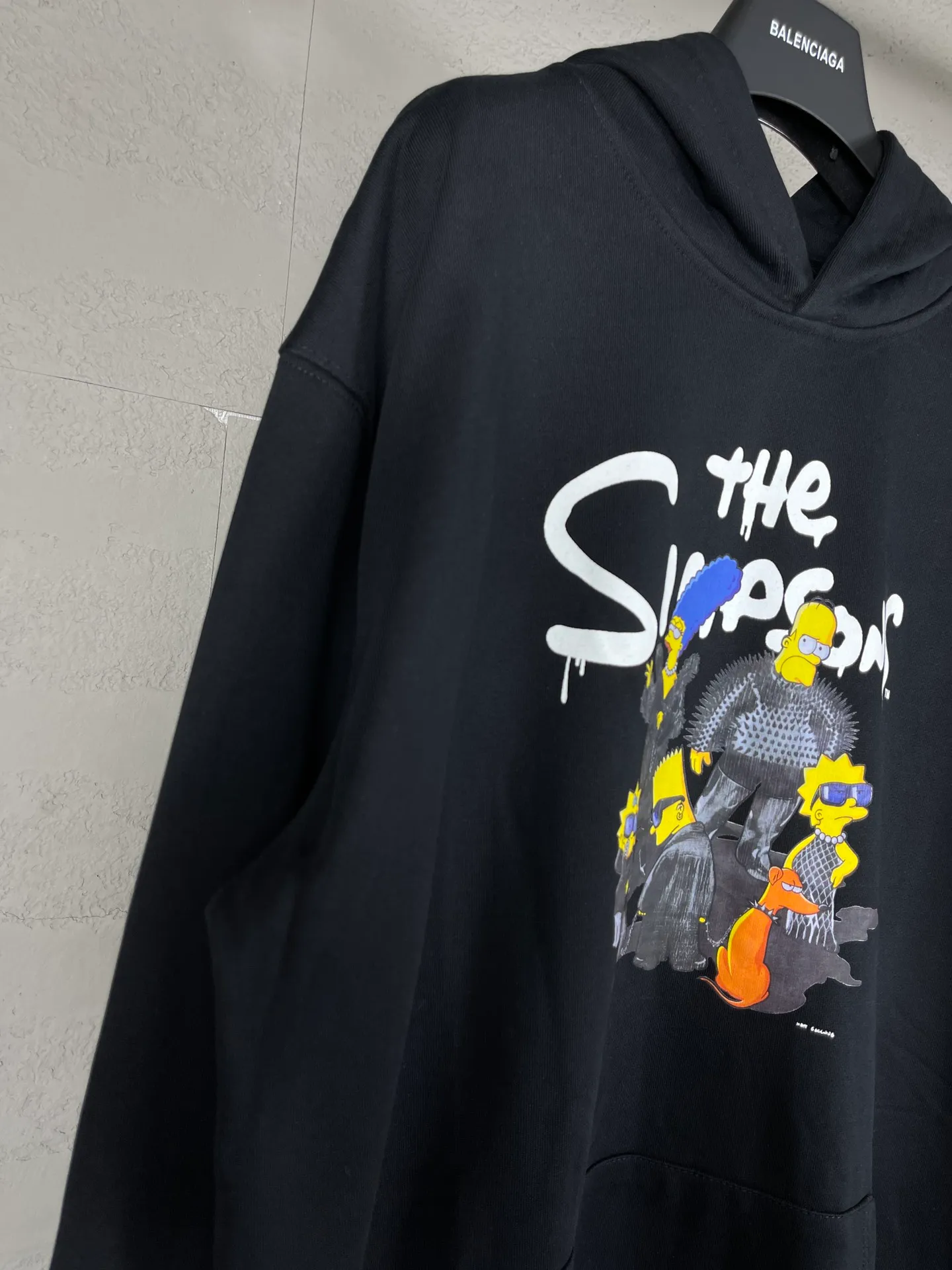 🅿️310 Real photos [Top version. Official website quality] BALENCI*GA/Paris. Classic model. 22S#balenci*ga x THE SIMPSONS Simpson joint model# The fabric is made of Paris ZP custom-woven and dyed cotton double-yarn David Coat. The net weight is 450 grams. The cloth surface is clean. The cloth pattern is clear, soft and comfortable. The threads are dyed with no color difference. The classic pattern adopts Kornit digital machine, which has a three-dimensional effect and restores the brick cabinet. The version adopts the OS loose shoulder version. Same style for men and women Code: BL238088 Color: Black. White. Size: XS S M L