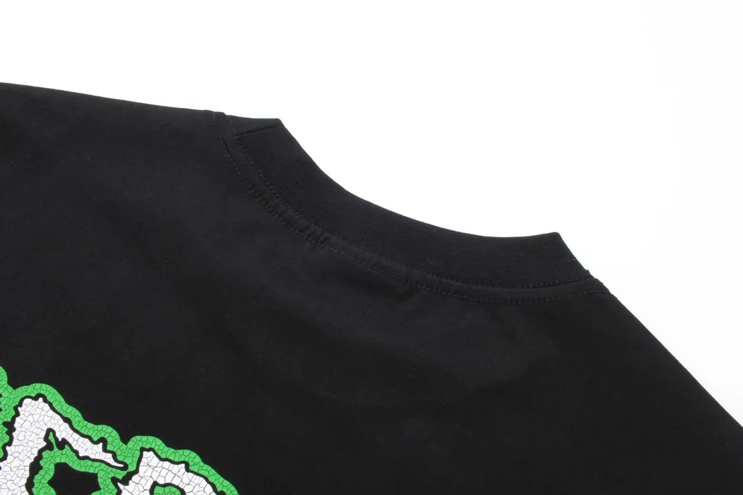 🅿️174 Detailed pictures [Top version. Official website quality] BALENCI*GA/Paris. 2024 new front and back cracked printed short-sleeved T-shirt. Brick cabinet synchronization. Genuine product developed at the first time, happy to print and compare! The fabric is made of Paris ZP custom-woven and dyed cotton with double yarns and compact cotton. The weight is 260 grams. The cloth surface is clean. The cloth pattern is clear, soft and comfortable. The threads are dyed with no color difference. The classic printing is made of environmentally friendly imported materials, with clear letters and three-dimensional effect. Restore the brick cabinet. Ready-made clothes are washed and distressed, different market currency, welcome to compare, the version adopts OS loose shoulder version. Same style for men and women Coding: BL223217 Color: black, white Size: XS to L