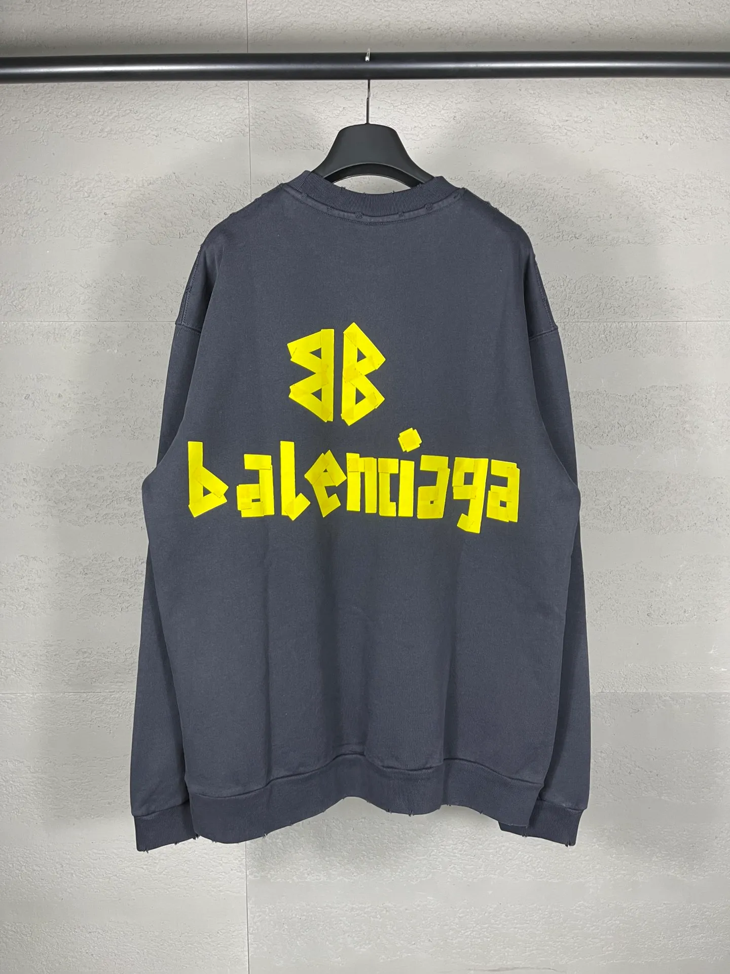 🅿️280 real photos [Top version. Official website quality] BALENCI*GA/Paris. 23ss latest classic hot model. Purchase the original board at the first time. Color. Printing. Washing. Production and authenticity. Wrong version in Jubie market. Welcome to compare. Tape direct printing. Ready-to-wear, 2 washes, frayed and distressed round neck sweatshirt. The brick cabinet is synchronized. The fabric is made of Paris ZP custom-woven and dyed cotton sweatshirt. The weight is 450 grams. The cloth surface is clean. The cloth pattern is clear, soft and comfortable, and the threads are dyed with no color difference. The classic pattern adopts Kornit imported direct injection. The letters are clear and the effect is three-dimensional. Restored brick cabinet. The garments were washed and aged, and polished by many hands. Produced by ultra-heavy craftsmanship, special market currency. Note⚠️ZP fabric is made of fine-grained yarn. Pay attention to the big difference! Welcome to compare! The version adopts OS loose shoulder version. The same style for men and women. Code: BL235567 Color: dark gray blue, washed black Size: XS S M L
