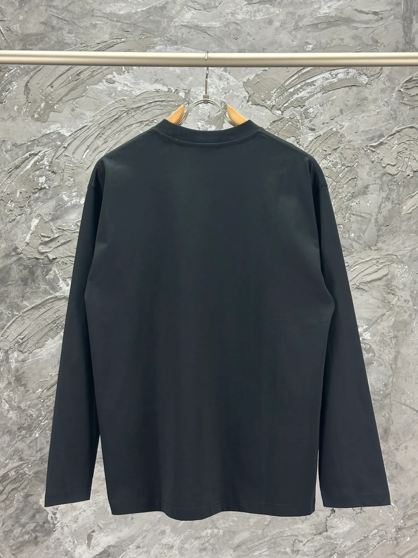 🅿️250 -BALENCI*GA 24ss Paris blurred wave printed long sleeves. The fabric is made of Paris custom-woven and dyed double-yarn pure cotton. The weight is 280g. The thread is custom-woven and dyed without color difference. The front panel is made of imported recreational direct injection. Two high-temperature styling washes. Os dropped shoulders and loose version. Same style for men and women -Color: black beige -SIZE: XS S M L Style No. 8621#