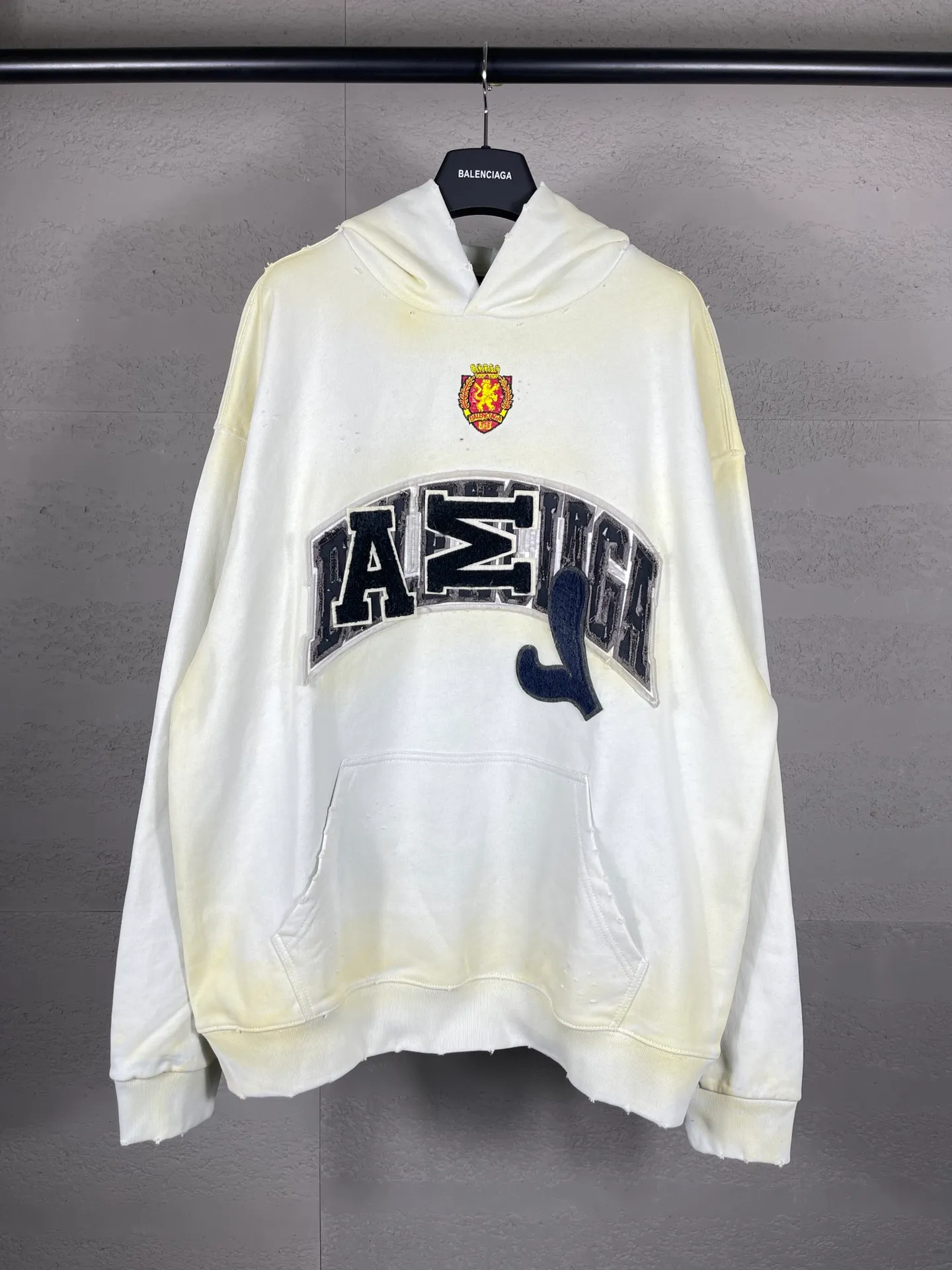 🅿️420 real photos [Top version. Official website quality] BALENCI*GA/Paris co-branded Manchester United. 24 latest. Washed. Distressed. Worn. Inkjet-painted. Short-sleeved T-shirt # Embroidered seal. Heavy tattered. Top-notch board. Overweight craftsmanship. Welcome to compare. The fabric is made of Paris ZP custom-woven and dyed cotton t-shirt. The weight is 450 grams. The cloth surface is clean. The cloth pattern is clear, soft and comfortable. The threads are dyed with no color difference. The front pattern embroidery is made with imported machine embroidery. The color of the chapter mark is the same. The embroidery and border are embroidered. The chapter mark is worn and distressed to match the brick cabinet. Ready-made clothes are washed and distressed. Painted with graffiti. The entire piece of clothing is restored with overweight craftsmanship. Jubie market produces pictures based on pictures. Welcome to compare. The version adopts OS loose shoulder design. Same style for men and women. Code: BL238061 Color: black, beige size: XS S M L