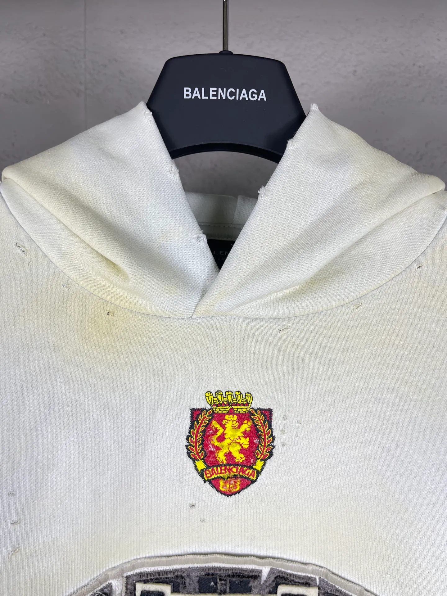 🅿️420 real photos [Top version. Official website quality] BALENCI*GA/Paris co-branded Manchester United. 24 latest. Washed. Distressed. Worn. Inkjet-painted. Short-sleeved T-shirt # Embroidered seal. Heavy tattered. Top-notch board. Overweight craftsmanship. Welcome to compare. The fabric is made of Paris ZP custom-woven and dyed cotton t-shirt. The weight is 450 grams. The cloth surface is clean. The cloth pattern is clear, soft and comfortable. The threads are dyed with no color difference. The front pattern embroidery is made with imported machine embroidery. The color of the chapter mark is the same. The embroidery and border are embroidered. The chapter mark is worn and distressed to match the brick cabinet. Ready-made clothes are washed and distressed. Painted with graffiti. The entire piece of clothing is restored with overweight craftsmanship. Jubie market produces pictures based on pictures. Welcome to compare. The version adopts OS loose shoulder design. Same style for men and women. Code: BL238061 Color: black, beige size: XS S M L