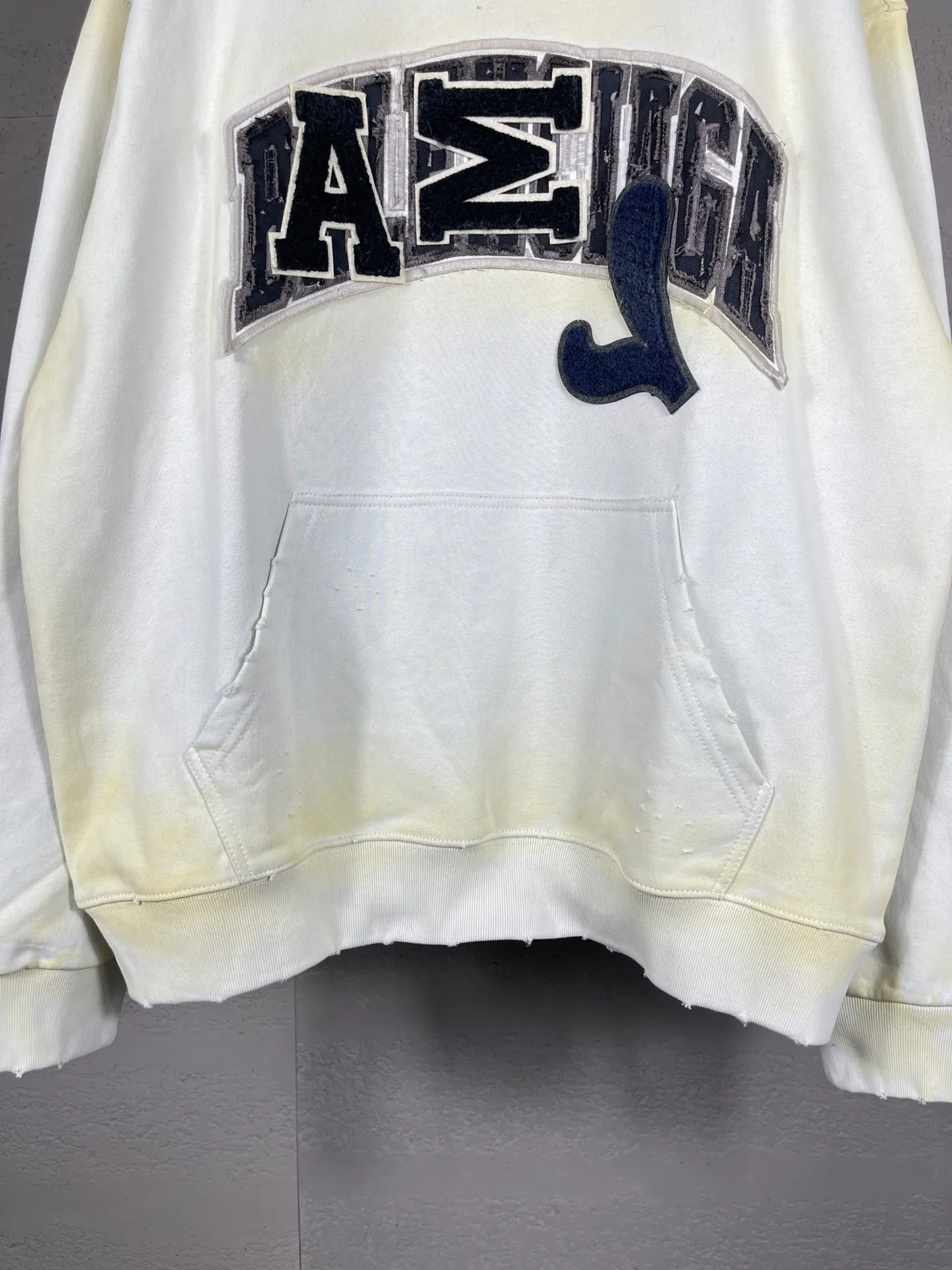 🅿️420 real photos [Top version. Official website quality] BALENCI*GA/Paris co-branded Manchester United. 24 latest. Washed. Distressed. Worn. Inkjet-painted. Short-sleeved T-shirt # Embroidered seal. Heavy tattered. Top-notch board. Overweight craftsmanship. Welcome to compare. The fabric is made of Paris ZP custom-woven and dyed cotton t-shirt. The weight is 450 grams. The cloth surface is clean. The cloth pattern is clear, soft and comfortable. The threads are dyed with no color difference. The front pattern embroidery is made with imported machine embroidery. The color of the chapter mark is the same. The embroidery and border are embroidered. The chapter mark is worn and distressed to match the brick cabinet. Ready-made clothes are washed and distressed. Painted with graffiti. The entire piece of clothing is restored with overweight craftsmanship. Jubie market produces pictures based on pictures. Welcome to compare. The version adopts OS loose shoulder design. Same style for men and women. Code: BL238061 Color: black, beige size: XS S M L