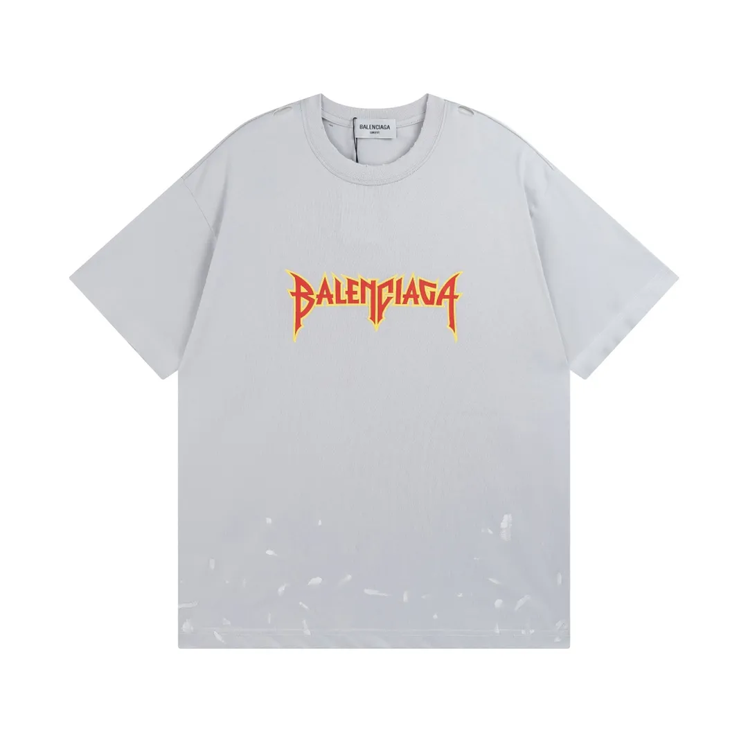 🅿️180 Detailed Pictures [Top version. Official website quality] BALENCI*GA/Paris. Lightning letter straight crack printed frayed distressed short-sleeved T-shirt. Brick cabinet synchronization. The fabric is made of Paris ZP custom-woven and dyed 100% cotton double yarn compact cotton. The weight is 260 grams, the cloth surface is clean. The cloth pattern is clear, soft and comfortable. The threads are dyed with no color difference. The classic pattern is printed with environmentally friendly imported tensile materials and precision printing screens. The letters are clear and the effect is three-dimensional. The ready-made clothes are hand-painted and restored to ZP, the ready-made clothes are worn and the brick cabinets are restored. Different market currency, welcome to compare, the version adopts OS loose shoulder version. Same style for men and women Coding: BL223011 Color: black. Beige. Brown Size: XS S M L