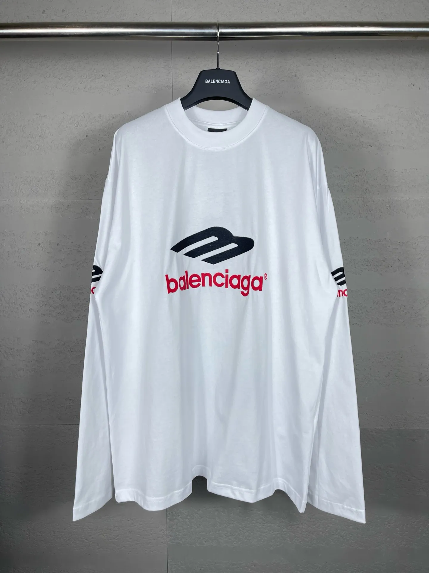 🅿️220 real photos [Top version. Official website quality] BALENCI*GA/Paris BALENCI*GA#2024 latest model, big LOGO icon. Front and back. Embroidered long-sleeved T-shirt on left and right sleeves. Brick cabinet synchronization. Genuine products are developed and developed in the first time. Welcome to compare! The fabric is made of Paris ZP custom-woven and dyed 100% cotton double-yarn compact cotton. The weight is 260 grams. The cloth surface is clean. The cloth pattern is clear. It is soft and comfortable. It has good color fastness and is not easy to change color. The threads are woven and dyed with no color difference. The embroidery is done using imported Tajima embroidery machines. Super 15W needle and thread, three-dimensional effect, clear lines. No burrs and miscellaneous threads, ultra-high craftsmanship embroidery. The version adopts OS loose shoulder design. Same style for men and women. Code: BL225002 Color: dark gray blue, white Size: XS S M L