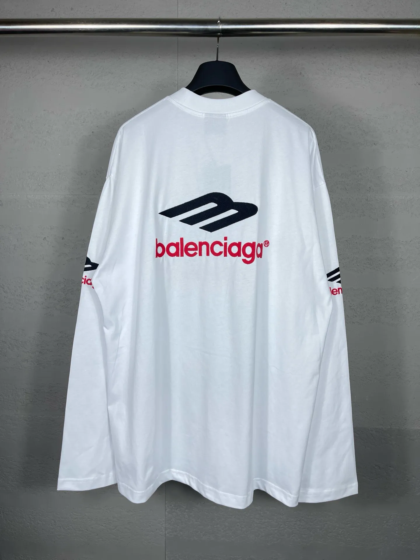 🅿️220 real photos [Top version. Official website quality] BALENCI*GA/Paris BALENCI*GA#2024 latest model, big LOGO icon. Front and back. Embroidered long-sleeved T-shirt on left and right sleeves. Brick cabinet synchronization. Genuine products are developed and developed in the first time. Welcome to compare! The fabric is made of Paris ZP custom-woven and dyed 100% cotton double-yarn compact cotton. The weight is 260 grams. The cloth surface is clean. The cloth pattern is clear. It is soft and comfortable. It has good color fastness and is not easy to change color. The threads are woven and dyed with no color difference. The embroidery is done using imported Tajima embroidery machines. Super 15W needle and thread, three-dimensional effect, clear lines. No burrs and miscellaneous threads, ultra-high craftsmanship embroidery. The version adopts OS loose shoulder design. Same style for men and women. Code: BL225002 Color: dark gray blue, white Size: XS S M L