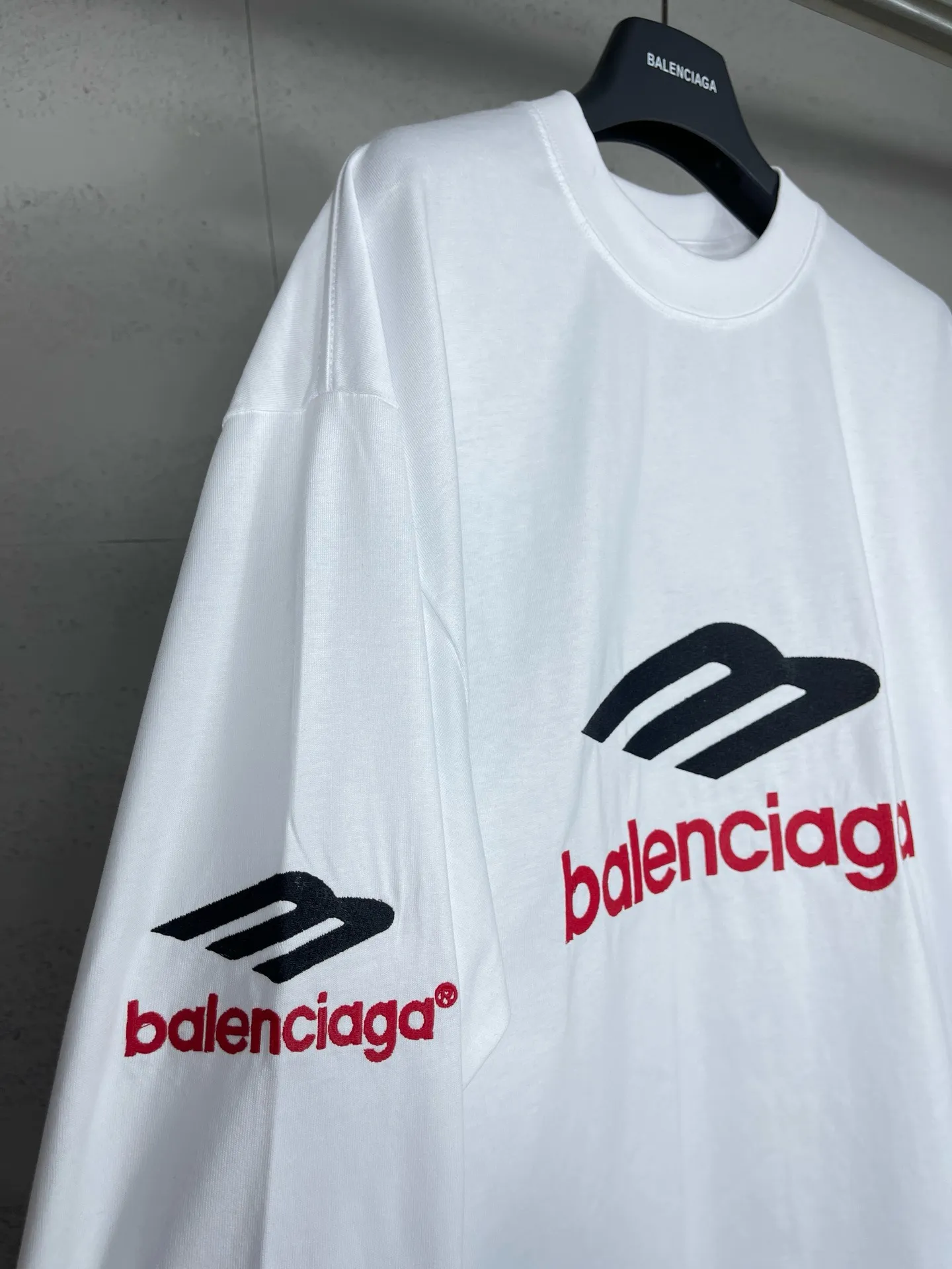 🅿️220 real photos [Top version. Official website quality] BALENCI*GA/Paris BALENCI*GA#2024 latest model, big LOGO icon. Front and back. Embroidered long-sleeved T-shirt on left and right sleeves. Brick cabinet synchronization. Genuine products are developed and developed in the first time. Welcome to compare! The fabric is made of Paris ZP custom-woven and dyed 100% cotton double-yarn compact cotton. The weight is 260 grams. The cloth surface is clean. The cloth pattern is clear. It is soft and comfortable. It has good color fastness and is not easy to change color. The threads are woven and dyed with no color difference. The embroidery is done using imported Tajima embroidery machines. Super 15W needle and thread, three-dimensional effect, clear lines. No burrs and miscellaneous threads, ultra-high craftsmanship embroidery. The version adopts OS loose shoulder design. Same style for men and women. Code: BL225002 Color: dark gray blue, white Size: XS S M L