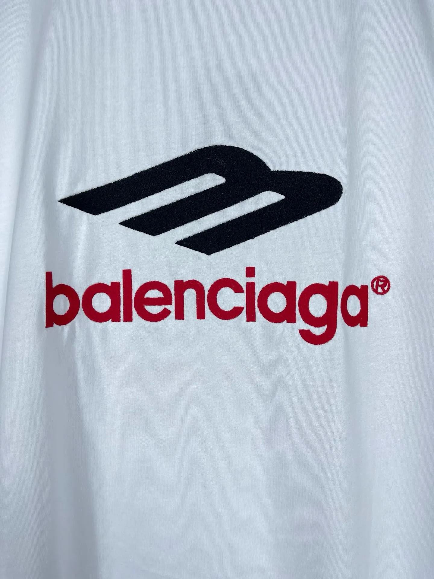 🅿️220 real photos [Top version. Official website quality] BALENCI*GA/Paris BALENCI*GA#2024 latest model, big LOGO icon. Front and back. Embroidered long-sleeved T-shirt on left and right sleeves. Brick cabinet synchronization. Genuine products are developed and developed in the first time. Welcome to compare! The fabric is made of Paris ZP custom-woven and dyed 100% cotton double-yarn compact cotton. The weight is 260 grams. The cloth surface is clean. The cloth pattern is clear. It is soft and comfortable. It has good color fastness and is not easy to change color. The threads are woven and dyed with no color difference. The embroidery is done using imported Tajima embroidery machines. Super 15W needle and thread, three-dimensional effect, clear lines. No burrs and miscellaneous threads, ultra-high craftsmanship embroidery. The version adopts OS loose shoulder design. Same style for men and women. Code: BL225002 Color: dark gray blue, white Size: XS S M L