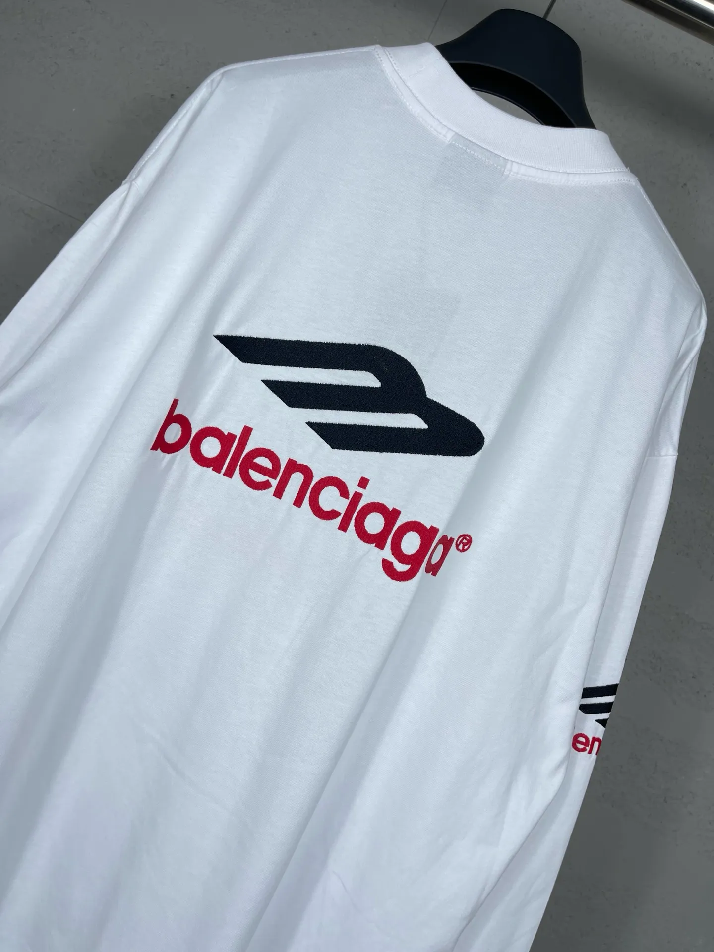 🅿️220 real photos [Top version. Official website quality] BALENCI*GA/Paris BALENCI*GA#2024 latest model, big LOGO icon. Front and back. Embroidered long-sleeved T-shirt on left and right sleeves. Brick cabinet synchronization. Genuine products are developed and developed in the first time. Welcome to compare! The fabric is made of Paris ZP custom-woven and dyed 100% cotton double-yarn compact cotton. The weight is 260 grams. The cloth surface is clean. The cloth pattern is clear. It is soft and comfortable. It has good color fastness and is not easy to change color. The threads are woven and dyed with no color difference. The embroidery is done using imported Tajima embroidery machines. Super 15W needle and thread, three-dimensional effect, clear lines. No burrs and miscellaneous threads, ultra-high craftsmanship embroidery. The version adopts OS loose shoulder design. Same style for men and women. Code: BL225002 Color: dark gray blue, white Size: XS S M L