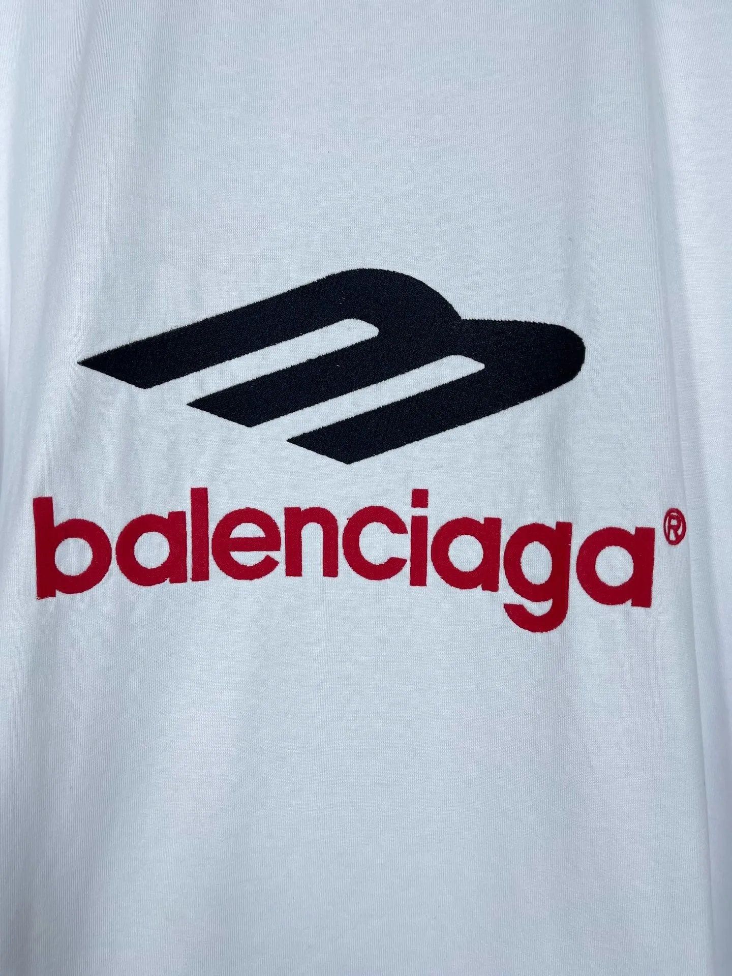 🅿️220 real photos [Top version. Official website quality] BALENCI*GA/Paris BALENCI*GA#2024 latest model, big LOGO icon. Front and back. Embroidered long-sleeved T-shirt on left and right sleeves. Brick cabinet synchronization. Genuine products are developed and developed in the first time. Welcome to compare! The fabric is made of Paris ZP custom-woven and dyed 100% cotton double-yarn compact cotton. The weight is 260 grams. The cloth surface is clean. The cloth pattern is clear. It is soft and comfortable. It has good color fastness and is not easy to change color. The threads are woven and dyed with no color difference. The embroidery is done using imported Tajima embroidery machines. Super 15W needle and thread, three-dimensional effect, clear lines. No burrs and miscellaneous threads, ultra-high craftsmanship embroidery. The version adopts OS loose shoulder design. Same style for men and women. Code: BL225002 Color: dark gray blue, white Size: XS S M L