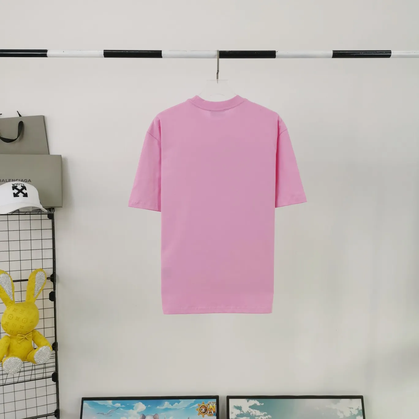 [New] The top tried and tested version of BALENCIAGA Balenciaga three-dimensional art embroidery Cupid badge Tanabata Valentine's Day limited edition pure cotton short-sleeved T-shirt for male and female couples stars Tanabata limited edition Cupid gold thread embroidered short-sleeved T-shirt Using imported Tajima machine, the embroidery effect is three-dimensional and full, first-line craftsmanship, the quality is visible to the naked eye, the overall font size, spacing, and detail features of the pattern are restored. The Cupid portrait is outlined by flat embroidery. The surrounding body is made of precision three-dimensional embroidery technology. The embroidery is very fine and dense. The font is clear and the lines and three-dimensional sense are strong. It highly restores the yb effect. Custom-woven and dyed 280g top-quality combed cotton fabric. The threads are the same and there is no color difference. Exclusive and high-quality. Welcome to compare. Same style for men and women. Color: white, black, pink. Size: XS-L P:260