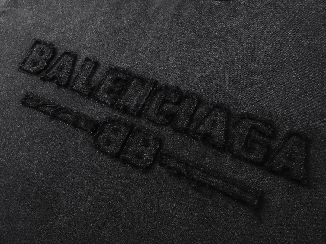 🅿️200 Actual pictures [Top version. Official website quality] BALENCI*GA/Paris #2025 new style letter LOGO chest patch embroidery, washed and worn hem, hand-polished short-sleeved T-shirt. Welcome to compare. The fabric is made of Paris ZP custom-woven and dyed cotton double yarn, with a weight of 260 grams. The cloth surface is clean. The cloth pattern is clear, soft and comfortable. The threads are dyed with no color difference. The classic letter LOGO is embroidered with imported Tajima embroidery machine. The effect is three-dimensional. Restore the brick cabinet, adopt OS loose shoulder style. Same style for men and women. Coding: BL253651 Color: washed black, white Size: XS S M L