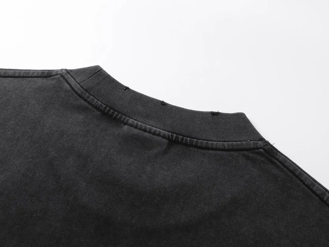 🅿️200 Actual pictures [Top version. Official website quality] BALENCI*GA/Paris #2025 new style letter LOGO chest patch embroidery, washed and worn hem, hand-polished short-sleeved T-shirt. Welcome to compare. The fabric is made of Paris ZP custom-woven and dyed cotton double yarn, with a weight of 260 grams. The cloth surface is clean. The cloth pattern is clear, soft and comfortable. The threads are dyed with no color difference. The classic letter LOGO is embroidered with imported Tajima embroidery machine. The effect is three-dimensional. Restore the brick cabinet, adopt OS loose shoulder style. Same style for men and women. Coding: BL253651 Color: washed black, white Size: XS S M L