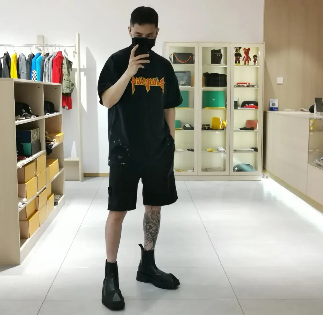♻️💯Reference model picture for the upper body❤️The top tested version BALENCIAGA Balenciaga lightning flame burst pattern graffiti Xiao Yang's same style pure cotton short-sleeved T-shirt for male and female couple stars. The front printing has a rubber bursting effect. It uses imported transparent slurry to scrape the bottom to make the printing cracks feel even. You don’t have to worry about it falling off, as long as it’s not violently machine washed (it’s no problem at all to wash and dry it). The hem is artificially embellished with hand-painted prints, creating a French messy graffiti style! All holes on the body are manually worn and positioned. The holes are even and won't affect the overall structure of the clothes, and they won't get bigger with washing! The fabric is made of 260g Odel pure cotton, brand new, washed, and labeled. zp consistent synchronization. Size: XS-L Color: Silver White Blue Black p: 280