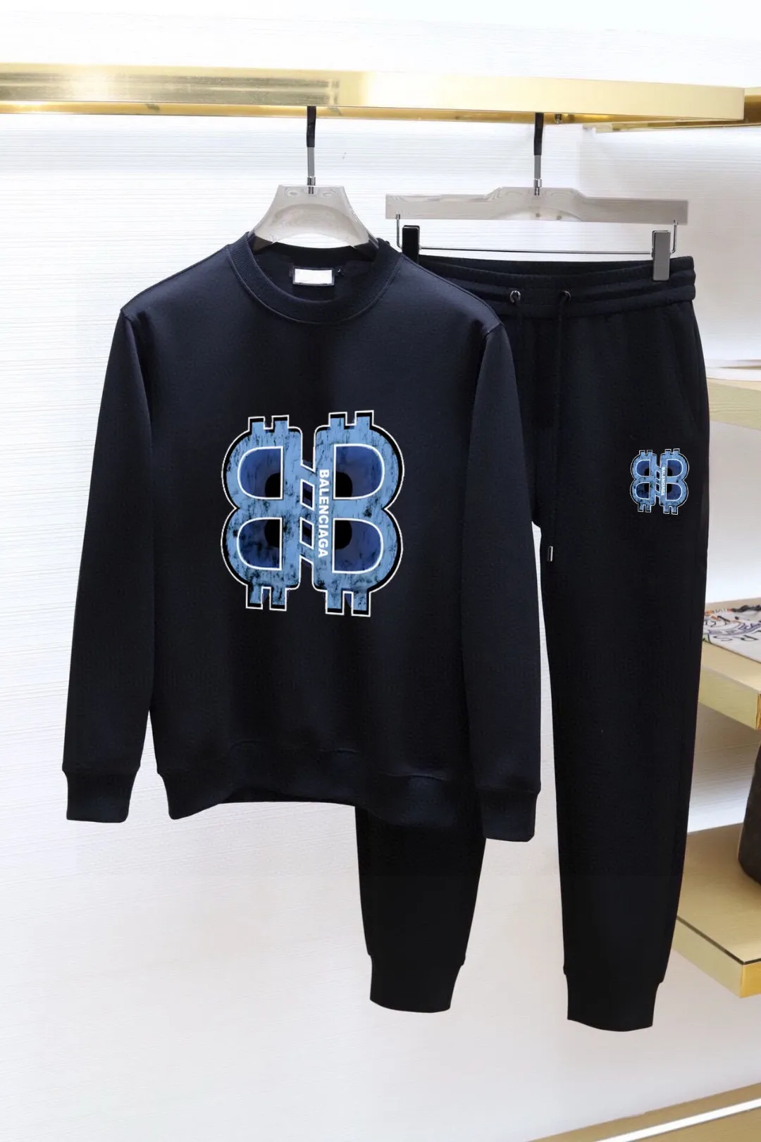 🅿️380 [BALENCIAGA] (Gospel for Fatty) hot-selling suit is coming. Focus on the original version of the official website. 2025 new hot-selling sweatshirt suit. The original order is the best. 🇭🇰The meticulous work of top designers. It has a fitting and perfect upper body effect. 100% natural high-quality Roman cotton, close-fitting comfort, noble and elegant! Original hardware embodies elegance and nobility! Counter size: M-5XL (maximum wear up to 220 pounds)