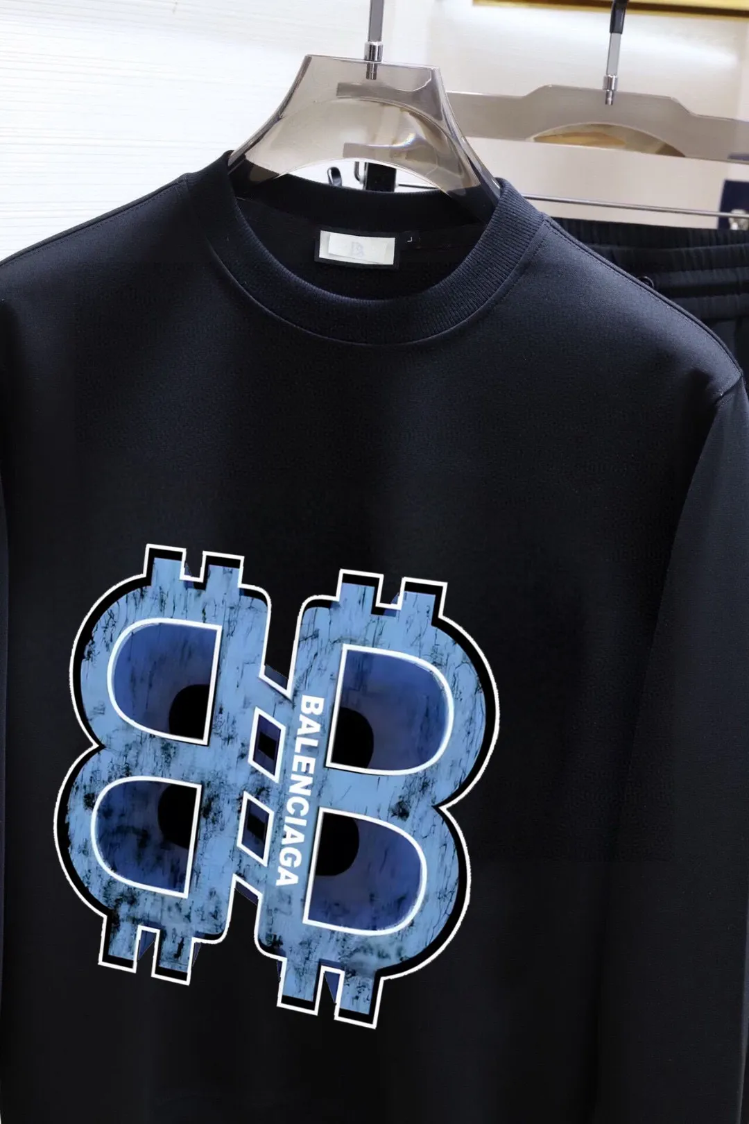 🅿️380 [BALENCIAGA] (Gospel for Fatty) hot-selling suit is coming. Focus on the original version of the official website. 2025 new hot-selling sweatshirt suit. The original order is the best. 🇭🇰The meticulous work of top designers. It has a fitting and perfect upper body effect. 100% natural high-quality Roman cotton, close-fitting comfort, noble and elegant! Original hardware embodies elegance and nobility! Counter size: M-5XL (maximum wear up to 220 pounds)