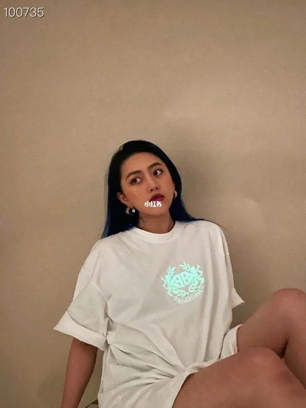 ♻️💯Refer to the model picture for the upper body❤️BALENCIAGA Balenciaga Lion Laurel Elf Luminous Embroidery Pure Cotton Loose, Breathable and Sweat-Absorbent Fashion Brand Short Sleeves for Male and Female Couples. Everyone has seen this powerful and domineering print. As a Parisian fan, you must buy one for your collection. This printing uses luminous embroidery technology, and the focus is on the principles of material and machine. Produced by Tajima embroidery imported from Japan. The reason why Sakura brand luminous embroidery thread can glow at night is mainly due to the rare earth component in the thread. However, as rare earths are becoming more and more scarce in China, the price of luminous embroidery thread has gradually increased. Only big brands will make luminous embroidery thread. Secondly, the products we use are IOS certified products and are absolutely environmentally friendly and harmless. Never use cheap products that are harmful to the human body!  Color: White (only white has luminous effect) Size: XS-L P:250