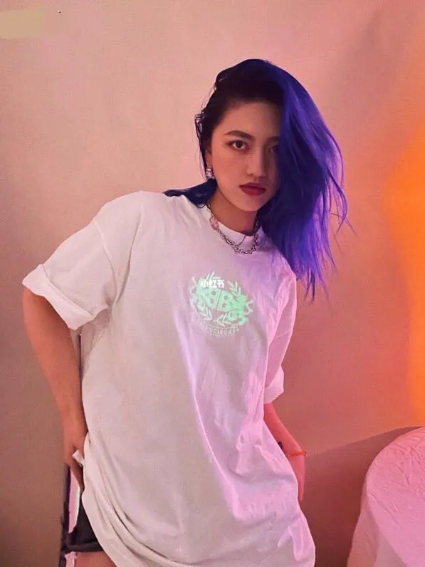♻️💯Refer to the model picture for the upper body❤️BALENCIAGA Balenciaga Lion Laurel Elf Luminous Embroidery Pure Cotton Loose, Breathable and Sweat-Absorbent Fashion Brand Short Sleeves for Male and Female Couples. Everyone has seen this powerful and domineering print. As a Parisian fan, you must buy one for your collection. This printing uses luminous embroidery technology, and the focus is on the principles of material and machine. Produced by Tajima embroidery imported from Japan. The reason why Sakura brand luminous embroidery thread can glow at night is mainly due to the rare earth component in the thread. However, as rare earths are becoming more and more scarce in China, the price of luminous embroidery thread has gradually increased. Only big brands will make luminous embroidery thread. Secondly, the products we use are IOS certified products and are absolutely environmentally friendly and harmless. Never use cheap products that are harmful to the human body!  Color: White (only white has luminous effect) Size: XS-L P:250