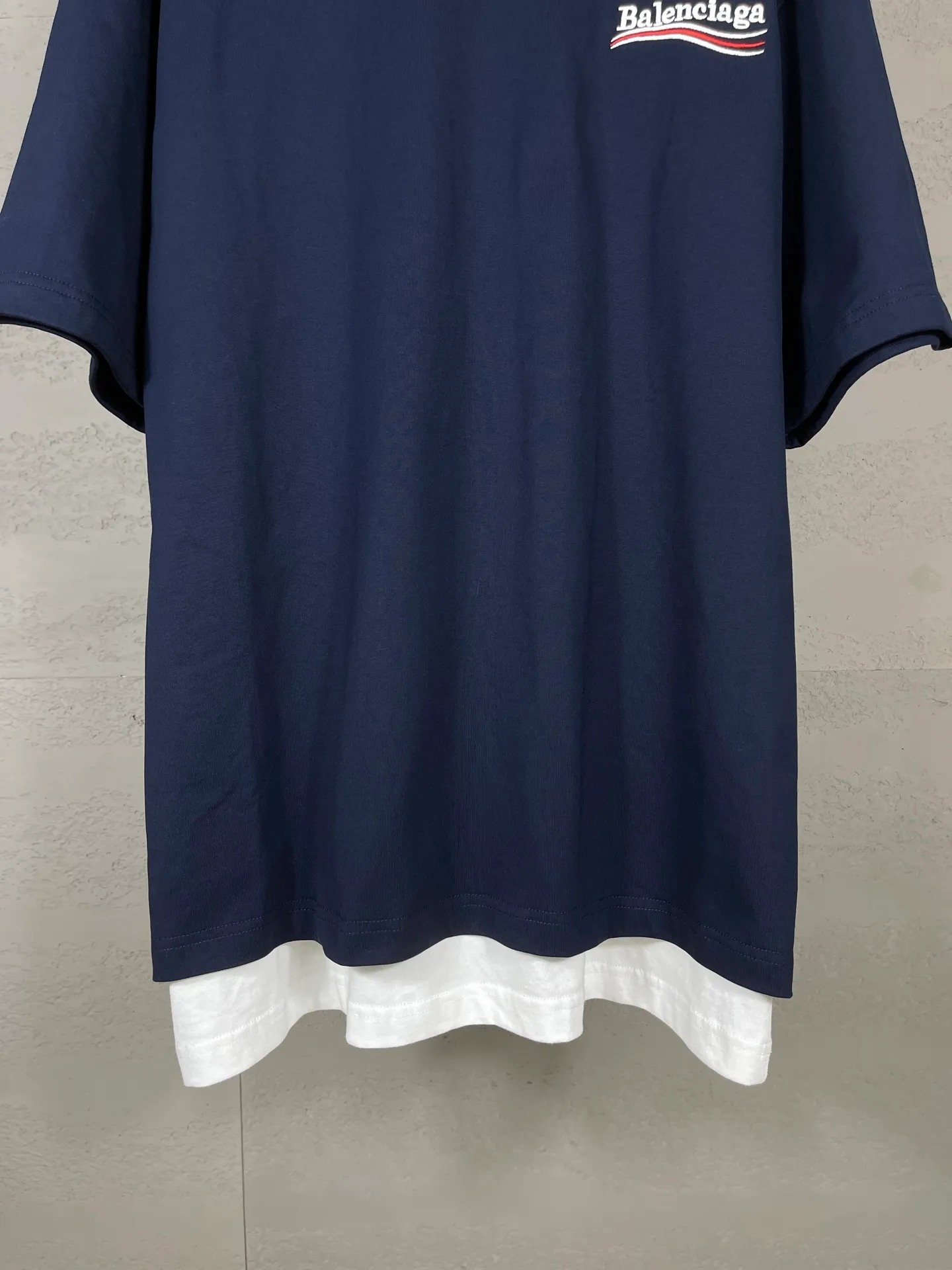 🅿️230 real shots [Top version. Official website quality] BALENCI*GA/SS25 new model. The classic Paris wave LOGO is embroidered on the front and back, double-layered two-piece short-sleeved T-shirt #SS25 latest style. Research and development at the first time, different market currencies. Comparisons welcome. The fabric is made of Paris ZP custom-woven and dyed cotton double yarn. Weighing 260 grams, the cloth surface is clean. The cloth pattern is clear, soft and comfortable. The threads are dyed with no color difference. The embroidery is done using embroidery machines imported from Tajima. Jubie market currency. Welcome to compare. The version adopts OS loose shoulder design. Same style for men and women. Code: BL253709 Color: Dark blue Size: XS S M L