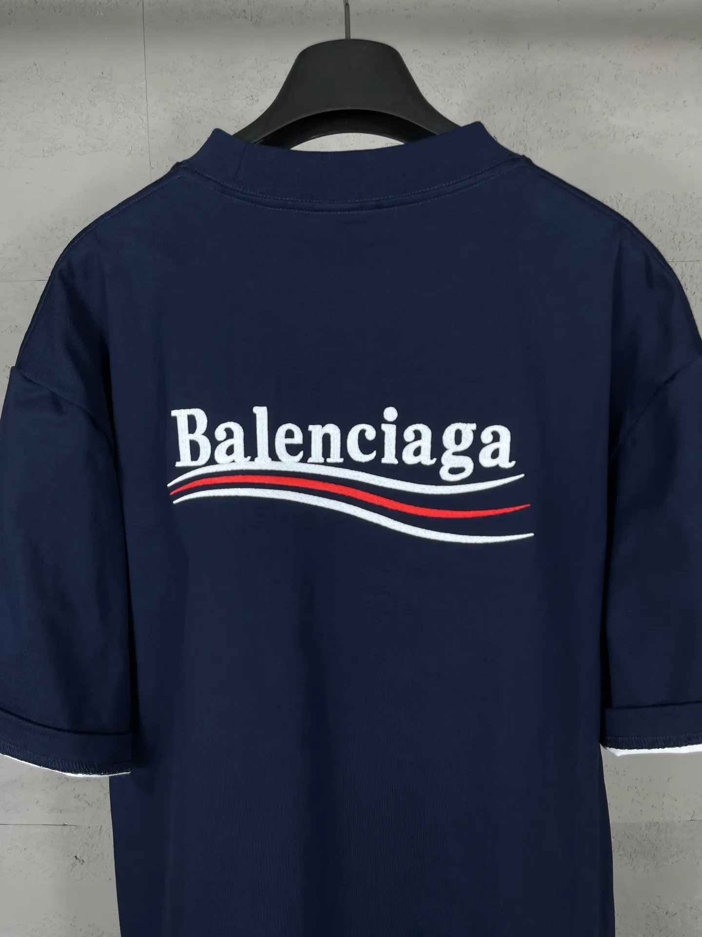 🅿️230 real shots [Top version. Official website quality] BALENCI*GA/SS25 new model. The classic Paris wave LOGO is embroidered on the front and back, double-layered two-piece short-sleeved T-shirt #SS25 latest style. Research and development at the first time, different market currencies. Comparisons welcome. The fabric is made of Paris ZP custom-woven and dyed cotton double yarn. Weighing 260 grams, the cloth surface is clean. The cloth pattern is clear, soft and comfortable. The threads are dyed with no color difference. The embroidery is done using embroidery machines imported from Tajima. Jubie market currency. Welcome to compare. The version adopts OS loose shoulder design. Same style for men and women. Code: BL253709 Color: Dark blue Size: XS S M L