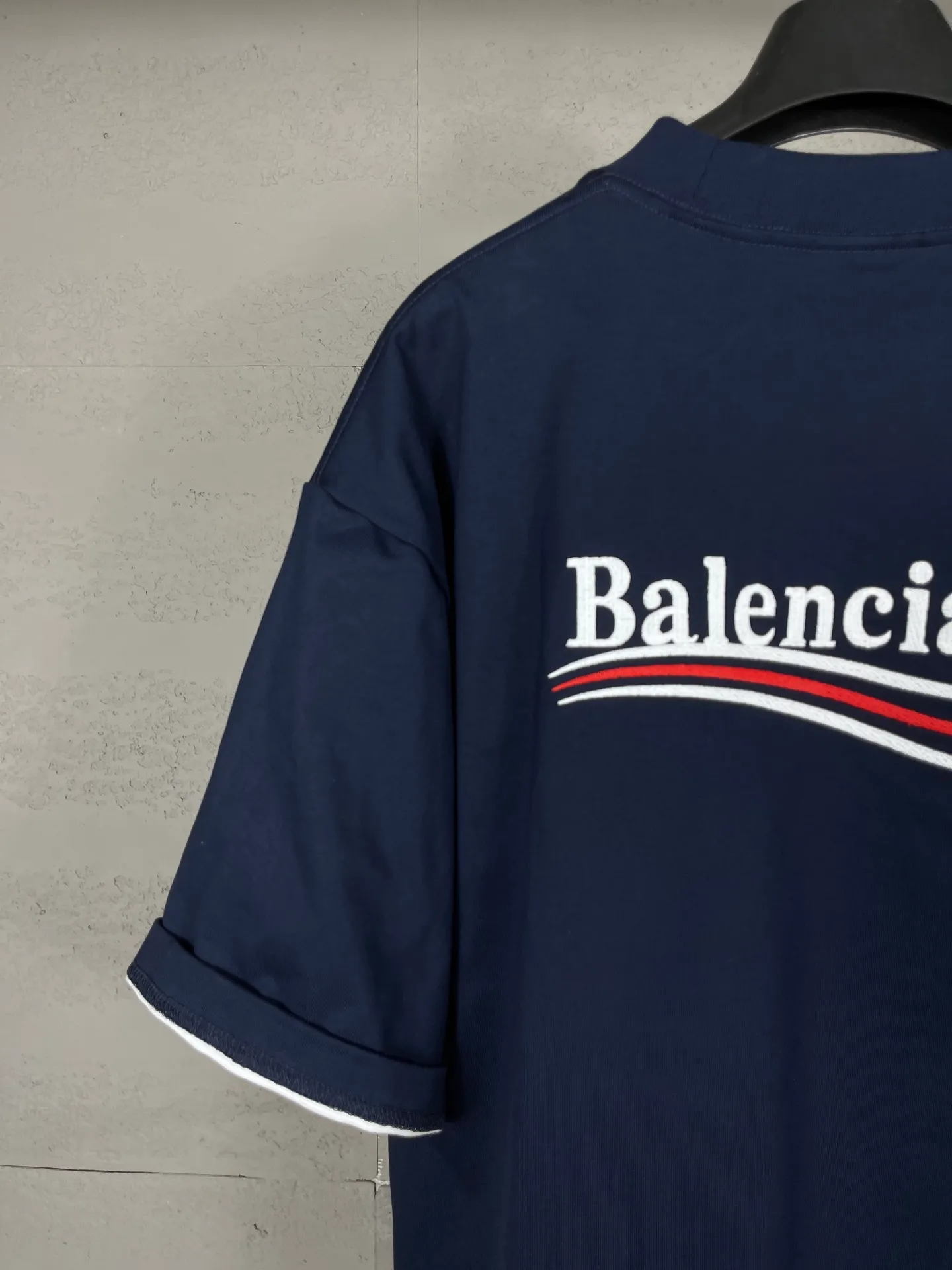 🅿️230 real shots [Top version. Official website quality] BALENCI*GA/SS25 new model. The classic Paris wave LOGO is embroidered on the front and back, double-layered two-piece short-sleeved T-shirt #SS25 latest style. Research and development at the first time, different market currencies. Comparisons welcome. The fabric is made of Paris ZP custom-woven and dyed cotton double yarn. Weighing 260 grams, the cloth surface is clean. The cloth pattern is clear, soft and comfortable. The threads are dyed with no color difference. The embroidery is done using embroidery machines imported from Tajima. Jubie market currency. Welcome to compare. The version adopts OS loose shoulder design. Same style for men and women. Code: BL253709 Color: Dark blue Size: XS S M L