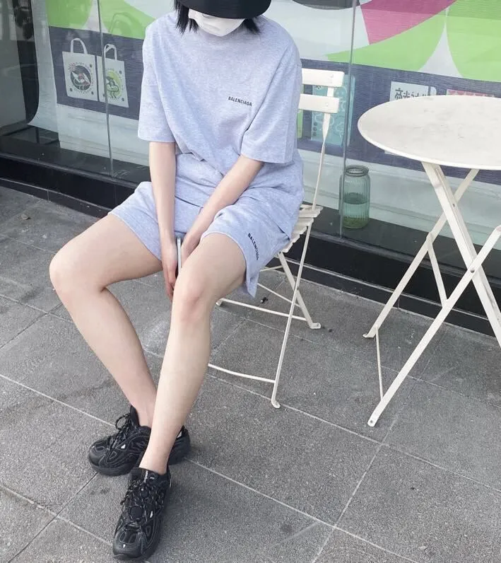 ♻️💯Refer to the model picture for the upper body❤️The top tested version of BALENCIAGA basic embroidered cotton loose shorts for men and women, the same fashion brand shorts. Fabric: Customized fish scale terry cotton fabric 440 grams, super heavy, ready-to-wear washed and soft to the touch. Printing: Japanese Tajima embroidery technology is used, the embroidery is accurate, the printing is meticulous and full, and there is no thread skipping. Accessories: Complete set of customized BLCG accessories Color: Fluorescent green black gray dark khaki Size: XS-L P:310