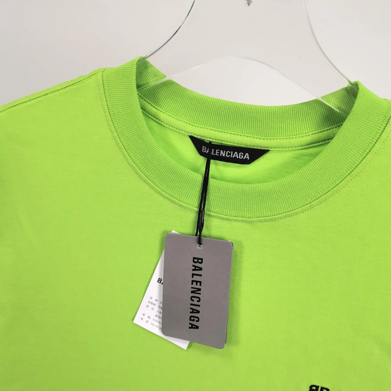 Top tested version BALENCIAGA basic embroidery logo pure cotton loose-fitting trendy brand short-sleeve for men and women. Fabric: 32S 280g super heavy fabric, ready-to-wear washable, soft and comfortable to the touch. Printing: Using Japanese Tajima embroidery technology, the embroidery is accurate, the printing is meticulous and full, and there is no thread skipping. Accessories: Complete set of customized BLCG accessories Color: Fluorescent green black gray dark khaki Size: XS-L P:240