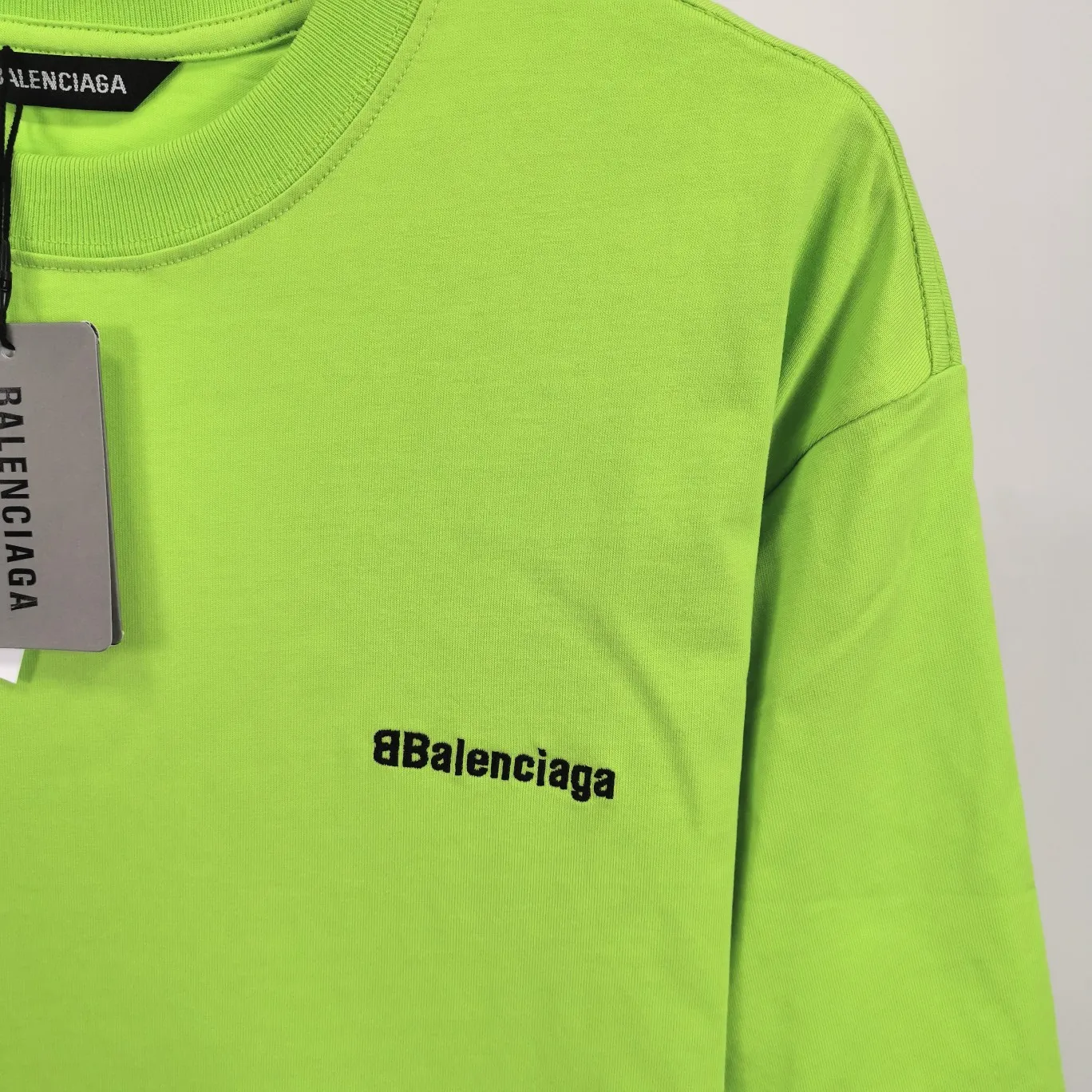 Top tested version BALENCIAGA basic embroidery logo pure cotton loose-fitting trendy brand short-sleeve for men and women. Fabric: 32S 280g super heavy fabric, ready-to-wear washable, soft and comfortable to the touch. Printing: Using Japanese Tajima embroidery technology, the embroidery is accurate, the printing is meticulous and full, and there is no thread skipping. Accessories: Complete set of customized BLCG accessories Color: Fluorescent green black gray dark khaki Size: XS-L P:240