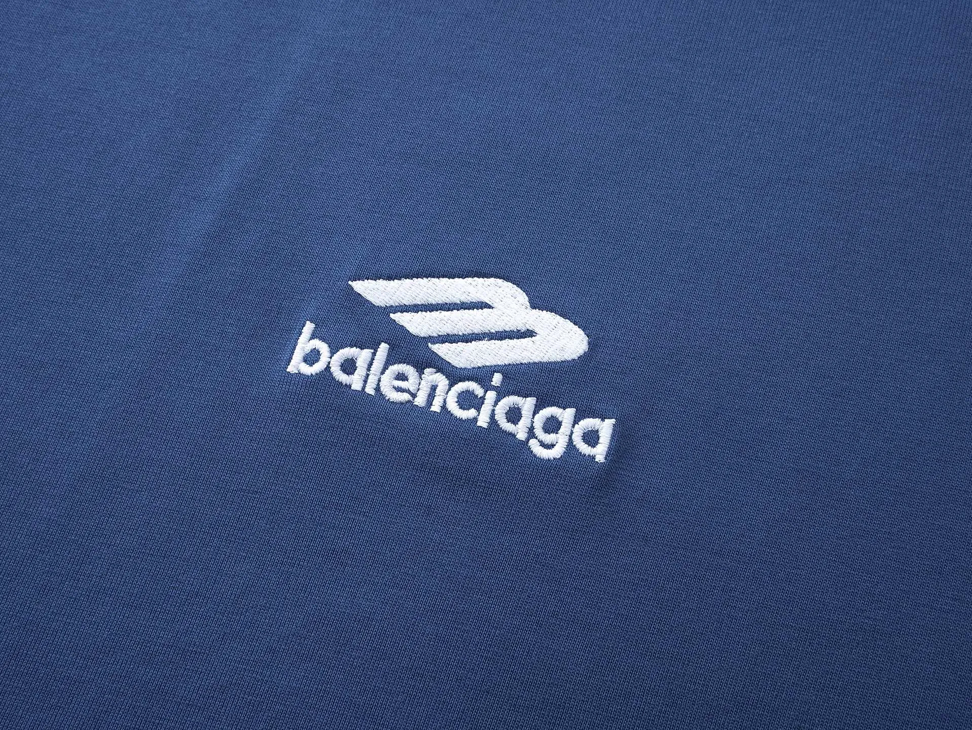 🅿️200 Actual pictures [Top version. Official website quality] BALENCI*GA/Paris BALENCI*GA#SS26 The latest model of the ski sports series, with a small LOGO on the front and a large LOGO on the back, classic icons embroidered with thousands of needles. Brick cabinet sync. Genuine products are developed and developed in the first time. Welcome to compare! The fabric is made of Paris ZP custom-woven and dyed 100% cotton double-yarn compact cotton. The weight is 260 grams. The cloth surface is clean. The cloth pattern is clear. It is soft and comfortable. It has good color fastness and is not easy to change color. The threads are woven and dyed with no color difference. The embroidery is done using imported Tajima embroidery machines. Super 10W needle and thread high-density embroidery. The effect is three-dimensional and the lines are clear. No burrs and miscellaneous threads, super high-tech embroidery. The version adopts OS loose shoulder design. Same style for men and women. Code: BL253737 Color: black, white, yellow, blue Size: XS, S, M, L