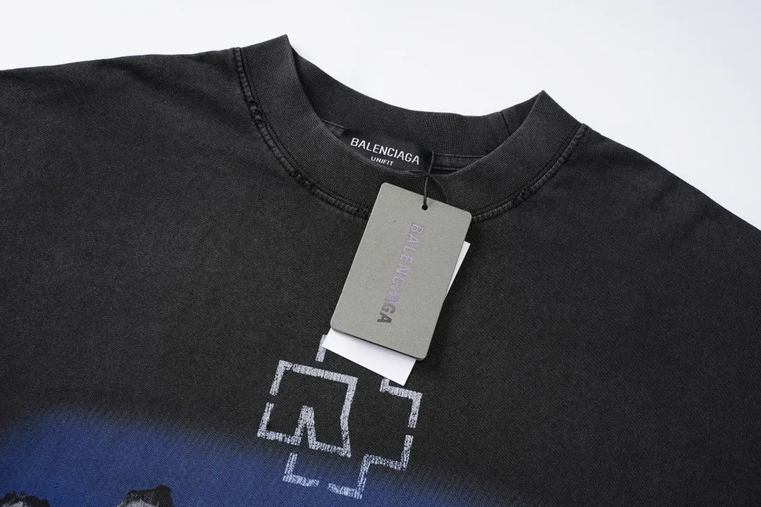 🅿️220 Detailed picture [Top version. Official website quality] BALENCI*GA/Paris Rammstein band co-branded long-sleeved T-shirt. The fabric is made of Paris ZP custom-woven and dyed cotton double yarn. The net weight is 260 grams. The cloth surface is clean. The cloth pattern is clear, soft and comfortable. The threads are dyed with no color difference. The pattern adopts Kornit digital direct printing machine, the letter strips are drawn with crack technology, the direct printing color is aligned with the original color, the LOGO is embroidered on the back of the clothes and legs, the ready-made clothes are washed and worn, the brick cabinets are restored, and the Jubie market is produced according to the pictures. You are welcome to compare the version and adopt the OS loose shoulder version. Same style for men and women Code: BL225020 Color: Washed Black Size: XS S M L