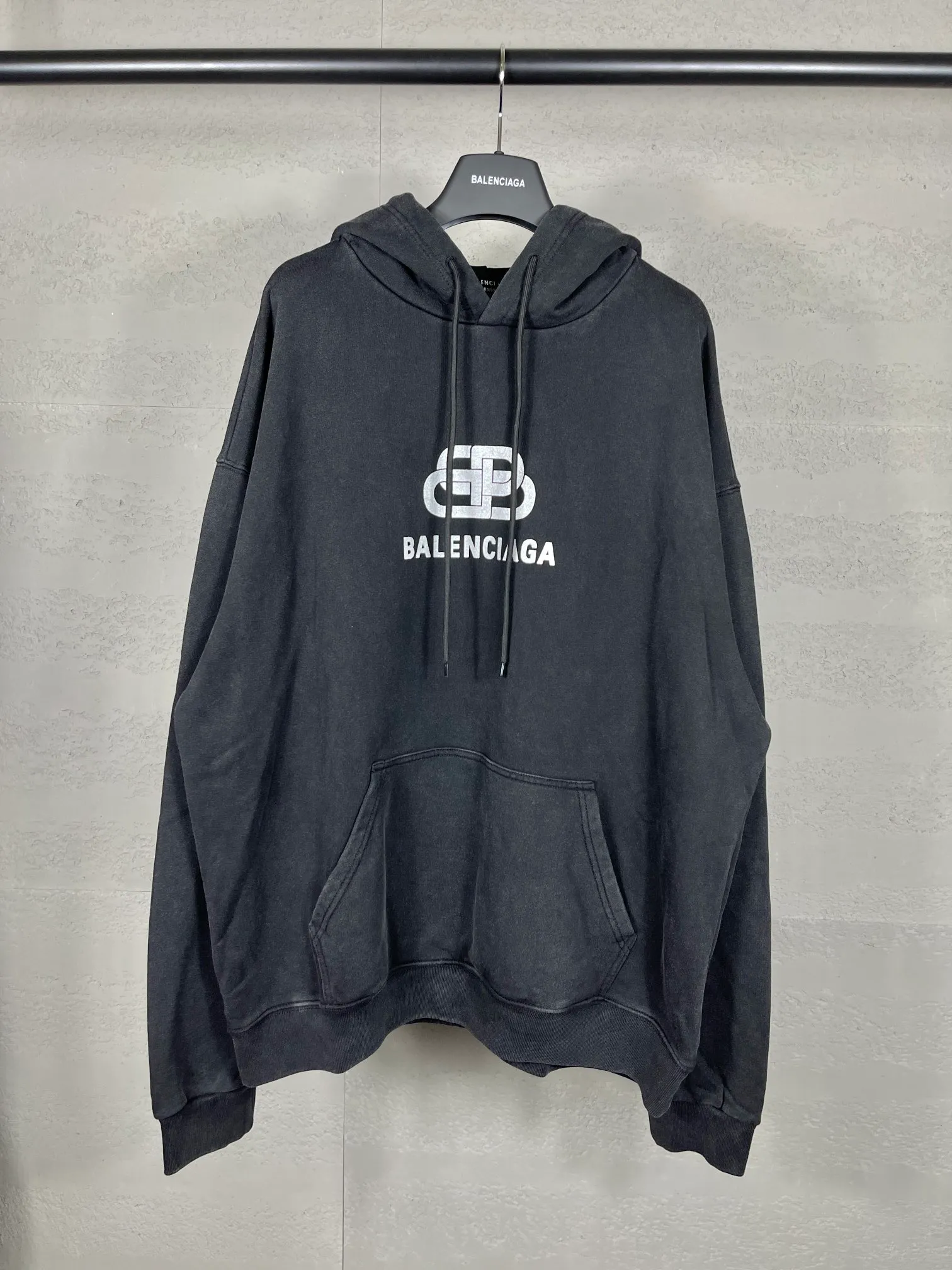 🅿️296 Actual pictures [Top version. Official website quality] BALENCI*GA/Paris. Classic style. Lock letter LOGO washed hooded sweatshirt. Brick cabinet synchronization.                       The fabric is made of Paris ZP custom-woven and dyed cotton sweatshirt. The weight is 450 grams. The cloth surface is clean. The cloth pattern is clear, soft and comfortable. The threads are dyed with no color difference. The classic pattern is printed with environmentally friendly imported materials and precision printing screens. The letters are clear and the effect is three-dimensional. It is garment-washable. Restore brick cabinet. The version adopts OS loose shoulder version. Same style for men and women. Code: BL238050 Color: washed black Size: XS S M L