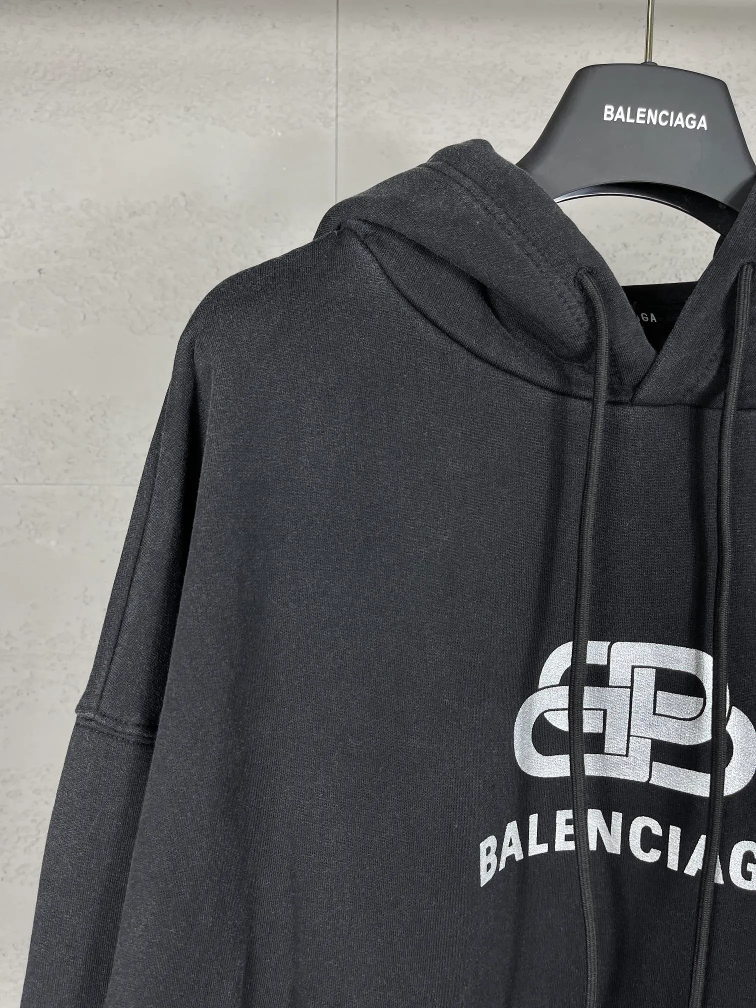 🅿️296 Actual pictures [Top version. Official website quality] BALENCI*GA/Paris. Classic style. Lock letter LOGO washed hooded sweatshirt. Brick cabinet synchronization.                       The fabric is made of Paris ZP custom-woven and dyed cotton sweatshirt. The weight is 450 grams. The cloth surface is clean. The cloth pattern is clear, soft and comfortable. The threads are dyed with no color difference. The classic pattern is printed with environmentally friendly imported materials and precision printing screens. The letters are clear and the effect is three-dimensional. It is garment-washable. Restore brick cabinet. The version adopts OS loose shoulder version. Same style for men and women. Code: BL238050 Color: washed black Size: XS S M L