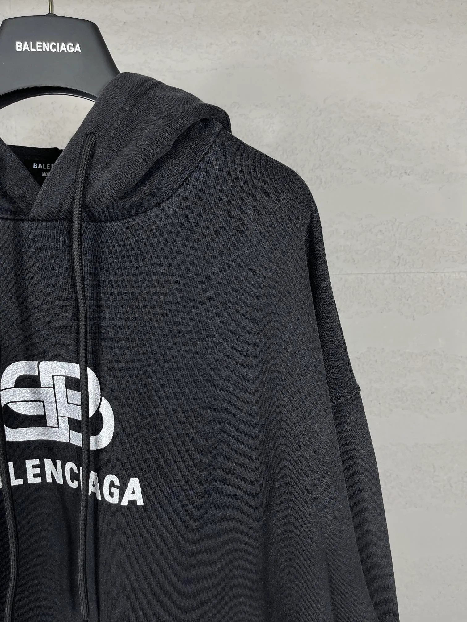 🅿️296 Actual pictures [Top version. Official website quality] BALENCI*GA/Paris. Classic style. Lock letter LOGO washed hooded sweatshirt. Brick cabinet synchronization.                       The fabric is made of Paris ZP custom-woven and dyed cotton sweatshirt. The weight is 450 grams. The cloth surface is clean. The cloth pattern is clear, soft and comfortable. The threads are dyed with no color difference. The classic pattern is printed with environmentally friendly imported materials and precision printing screens. The letters are clear and the effect is three-dimensional. It is garment-washable. Restore brick cabinet. The version adopts OS loose shoulder version. Same style for men and women. Code: BL238050 Color: washed black Size: XS S M L