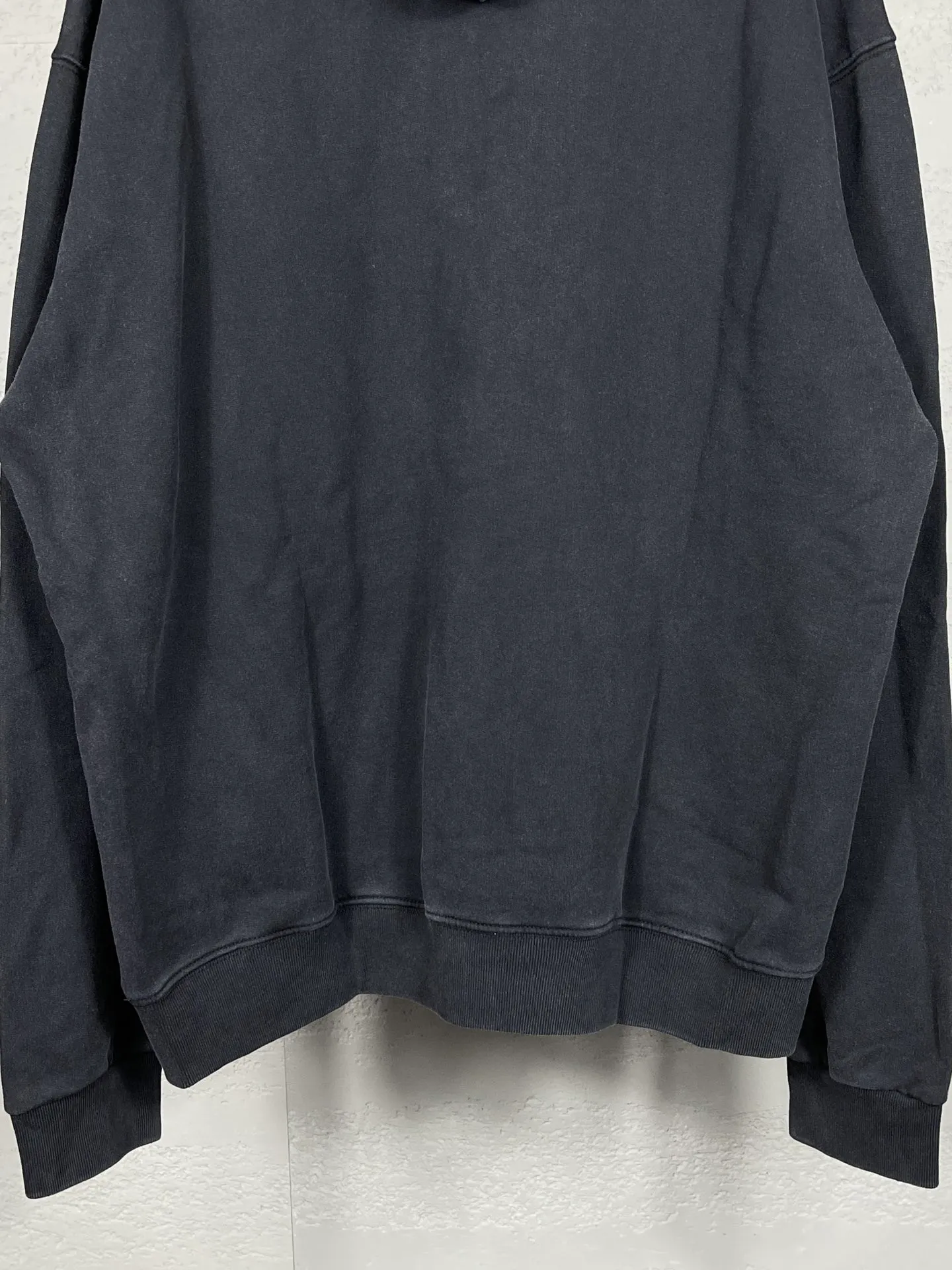 🅿️296 Actual pictures [Top version. Official website quality] BALENCI*GA/Paris. Classic style. Lock letter LOGO washed hooded sweatshirt. Brick cabinet synchronization.                       The fabric is made of Paris ZP custom-woven and dyed cotton sweatshirt. The weight is 450 grams. The cloth surface is clean. The cloth pattern is clear, soft and comfortable. The threads are dyed with no color difference. The classic pattern is printed with environmentally friendly imported materials and precision printing screens. The letters are clear and the effect is three-dimensional. It is garment-washable. Restore brick cabinet. The version adopts OS loose shoulder version. Same style for men and women. Code: BL238050 Color: washed black Size: XS S M L