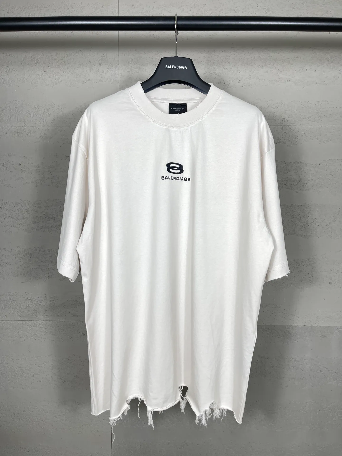 🅿️180 real photos [Top version. Official website quality] BALENCI*GA/Paris BALENCI*GA# New model, double-ring LOGO classic embroidery, water-worn and damaged old short-sleeved T-shirt. Brick cabinet synchronization. The old and worn ZP is the same, welcome to compare. The fabric is made of Paris ZP custom-woven and dyed 100% cotton double-yarn compact cotton. The weight is 260 grams. The cloth surface is clean. The cloth pattern is clear. Soft and comfortable. Good color fastness. Not easy to change color. The threads are woven and dyed with no color difference. The embroidery uses a Tajima embroidery machine, the letters are three-dimensional, and the ready-made garments are washed, worn and worn, and are extremely heavy-duty. Jubie market makes goods based on pictures. Comparisons welcome. Restore the brick cabinet. The version adopts the OS loose shoulder version. Same style for men and women. Code: BL223331 Color: Black. Mi Xing Size: XS to L