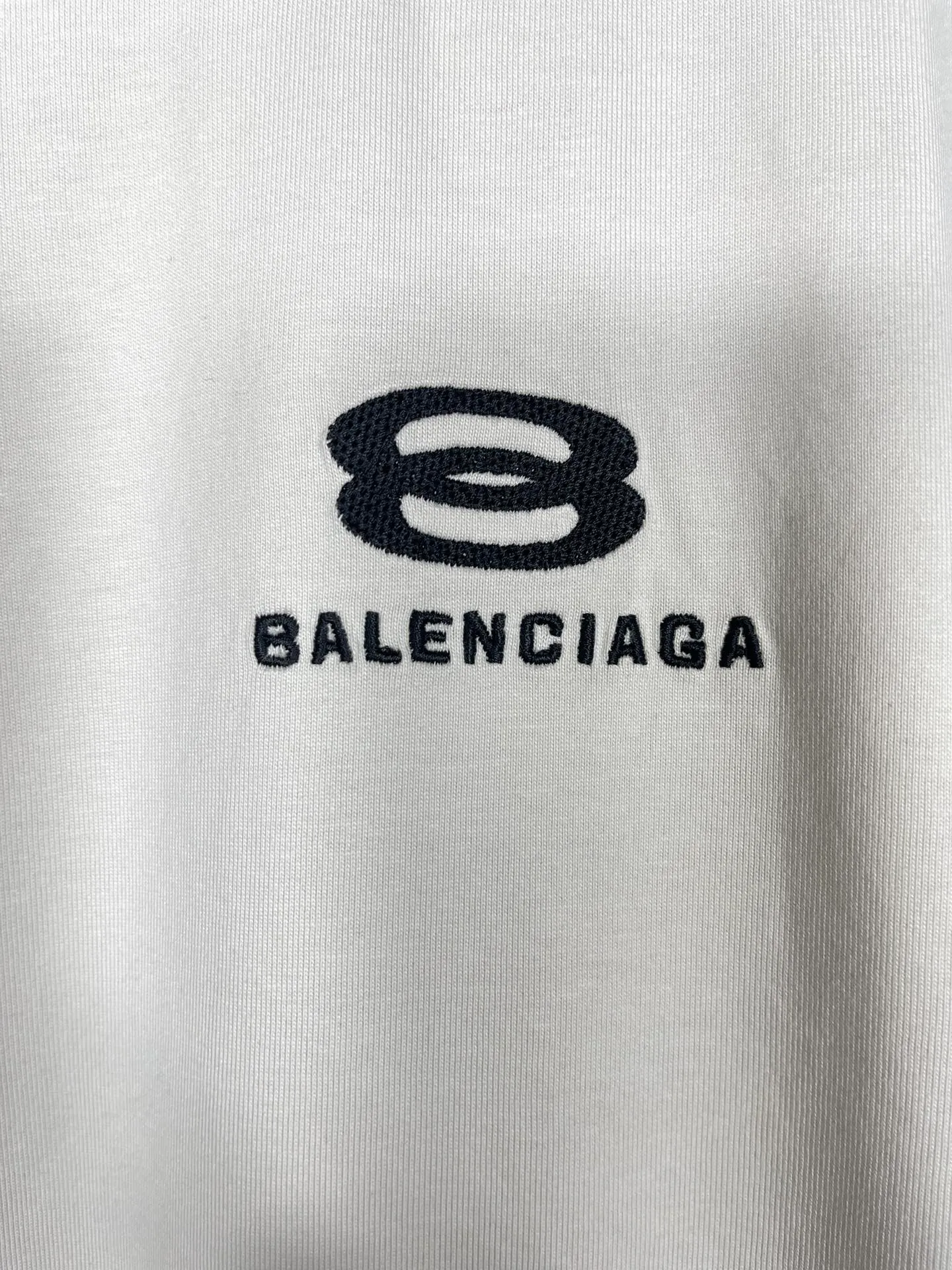 🅿️180 real photos [Top version. Official website quality] BALENCI*GA/Paris BALENCI*GA# New model, double-ring LOGO classic embroidery, water-worn and damaged old short-sleeved T-shirt. Brick cabinet synchronization. The old and worn ZP is the same, welcome to compare. The fabric is made of Paris ZP custom-woven and dyed 100% cotton double-yarn compact cotton. The weight is 260 grams. The cloth surface is clean. The cloth pattern is clear. Soft and comfortable. Good color fastness. Not easy to change color. The threads are woven and dyed with no color difference. The embroidery uses a Tajima embroidery machine, the letters are three-dimensional, and the ready-made garments are washed, worn and worn, and are extremely heavy-duty. Jubie market makes goods based on pictures. Comparisons welcome. Restore the brick cabinet. The version adopts the OS loose shoulder version. Same style for men and women. Code: BL223331 Color: Black. Mi Xing Size: XS to L