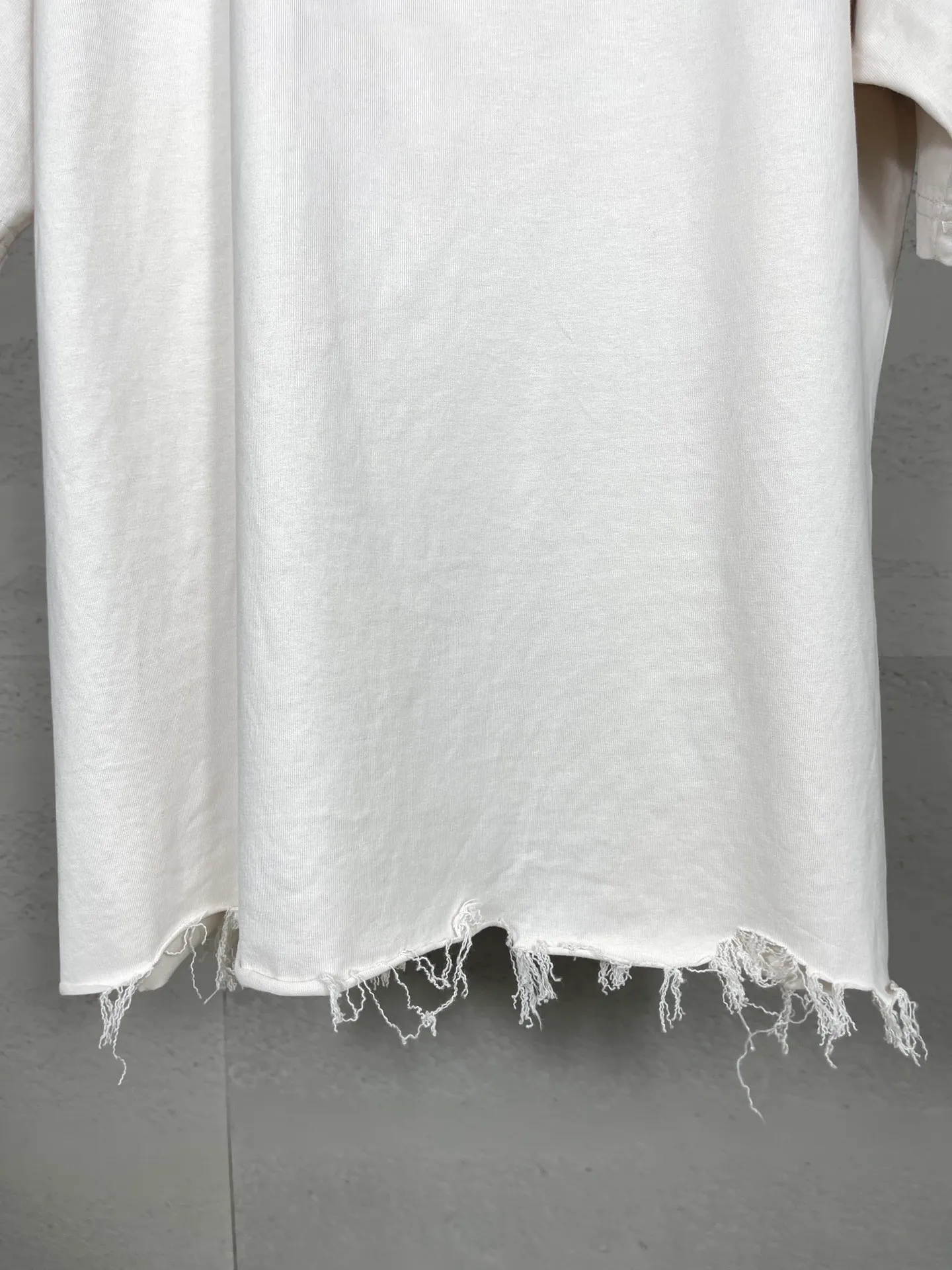 🅿️180 real photos [Top version. Official website quality] BALENCI*GA/Paris BALENCI*GA# New model, double-ring LOGO classic embroidery, water-worn and damaged old short-sleeved T-shirt. Brick cabinet synchronization. The old and worn ZP is the same, welcome to compare. The fabric is made of Paris ZP custom-woven and dyed 100% cotton double-yarn compact cotton. The weight is 260 grams. The cloth surface is clean. The cloth pattern is clear. Soft and comfortable. Good color fastness. Not easy to change color. The threads are woven and dyed with no color difference. The embroidery uses a Tajima embroidery machine, the letters are three-dimensional, and the ready-made garments are washed, worn and worn, and are extremely heavy-duty. Jubie market makes goods based on pictures. Comparisons welcome. Restore the brick cabinet. The version adopts the OS loose shoulder version. Same style for men and women. Code: BL223331 Color: Black. Mi Xing Size: XS to L