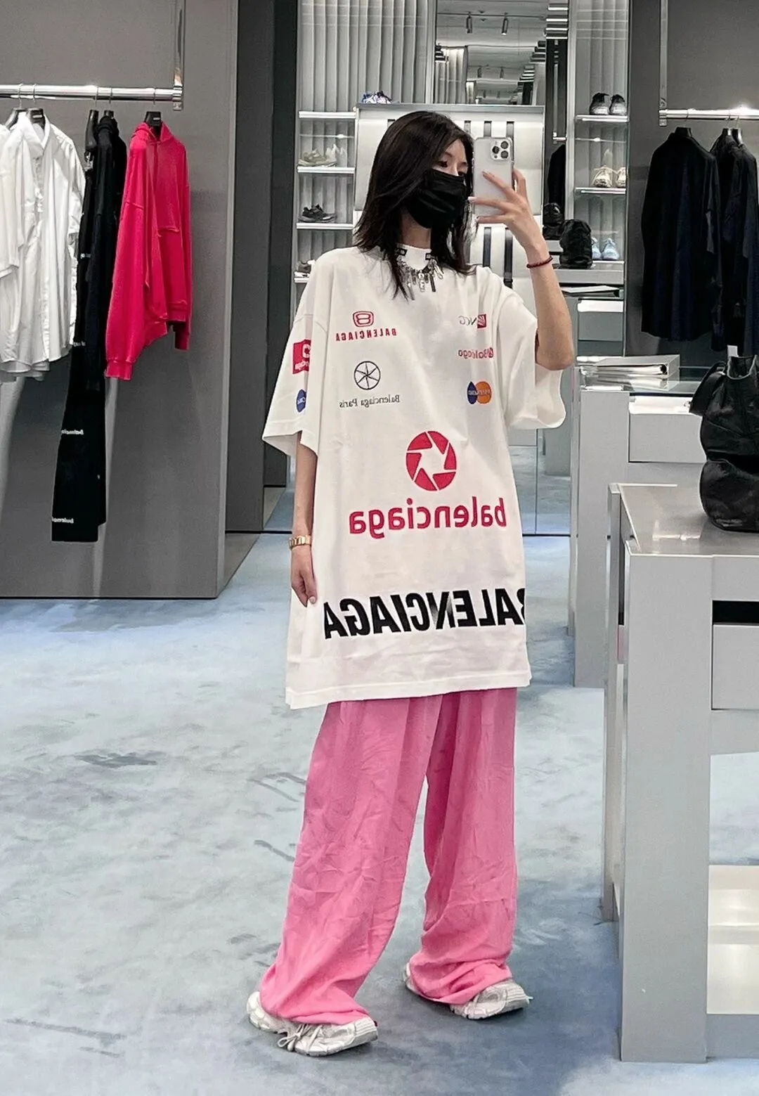 🎀Hot model pictures🎀Top tested version Balenciaga new BLCG Balenciaga 2023 latest LOGO collection embroidery couple star same style short-sleeved T-shirt ⚠️Original purchase 8,900, fine cotton plain fabric, rib embroidery technology, high elastic glue printing, hole distressed effect, loose outline version, full set of accessories #worsted breathable cotton fabric Made of specific heavyweight 32S cotton jersey fabric, 230 grams in weight; with 32s+70D drawbar thread, 300g: 95/cotton*5% spandex double yarn rib. The worsted cotton material is light, thin and breathable, with a strong cotton feel on the hand and strong breathability and moisture absorption; the threads are woven into combed cotton fabric using a blending process, making the fabric very soft to the touch. The worsted cotton material is light and breathable, has a strong cotton feel on the hand, is breathable and hygroscopic; it is not easy to wrinkle and does not require special care. 32-needle high-end textile imported from the rib, 70D ultra-fine elastic stitching, nearly non-feeling stitching, comfortable and fit the body shape.  #Threads are decorated with classic brand letter embroidery. The hollow letter embroidery is very fine and dense, the hollow lines are clear and the embroidery surface has a strong three-dimensional effect. The linen material embroidery thread is combined with encrypted processing, and the embroidery body has a subtle matte visual texture.  #High-elastic glue printing process Full-width trademark printing pattern, multi-color paste treatment. Elastic glue printing uses a highly elastic adhesive. The film has good elasticity and a soft hand feel. In order to ensure that the outline of the printed pattern is clear, white paste is printed on the edge of the pattern. On the one hand, it can enhance the three-dimensional effect of the pattern. On the other hand, it can also fix the organizational structure of the fabric so that the warp and weft yarns of the fabric are not loose and have a certain tensile strength and tearing strength.  #Unique hole-in-the-dark effect. The heavy-duty pure cotton material is used in some parts and is deliberately treated to have the effect of wear and tear. The damaged distressing treatment greatly increases the interest of the clothing. While adding to the layering of the clothing, the artistic flavor of the clothing is also vividly displayed.  Classic loose H drop shoulder style, smooth ribbed round neck, inner back collar strip to prevent deformation, internal seams with elastic inserts to prevent shoulder seams from deforming after multiple washes; cuffs and hem are edged with specially machined double topstitching.  Size: XS-L Color: White P:310
