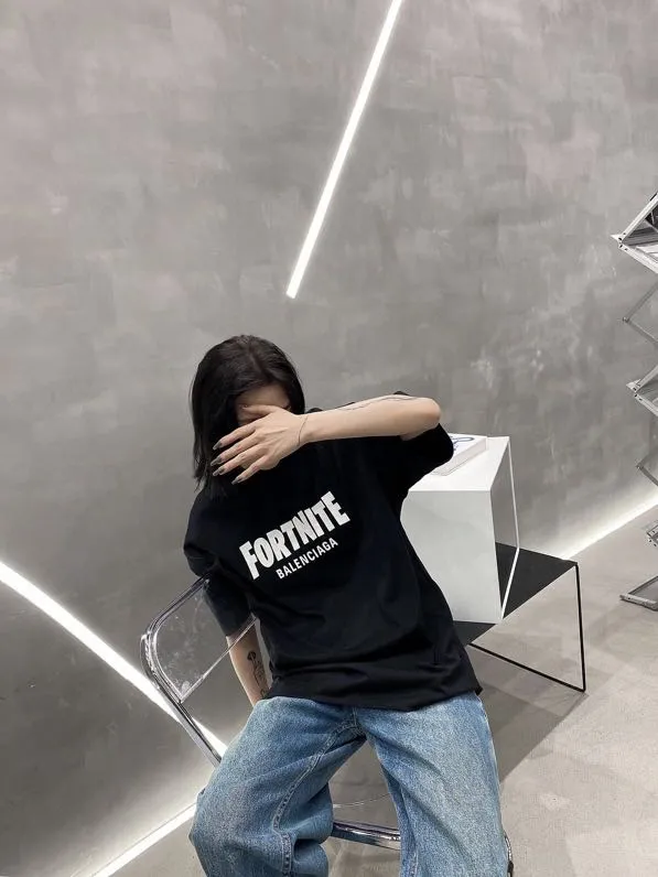 ♻️💯Reference model picture for the upper body❤️The top tested version of BALENCIAGA FORTNITE 10000 needle embroidery for men and women, the same style pure cotton loose short-sleeved T-shirt. The printing on the front and back are all made of 3S cherry blossom thread, and the machine uses Tajima embroidery machine imported from Japan. You can see the accuracy of the embroidery. There are no connecting lines between each letter, and the mold is arranged separately. Each letter/word is a printing group. The thread is cut after being embroidered, and there is absolutely no connecting line to embroider the next group. Therefore, the overall printing is refreshing and clear. The cost is huge, and the front and back printing takes an average of 10 minutes per set. One machine can produce 6 pieces per hour. The fabric is made of 24S 260g double yarn cotton fabric, which is full of drape and has good sweat absorption and breathability. Color: black, red Size: XS-L P:280