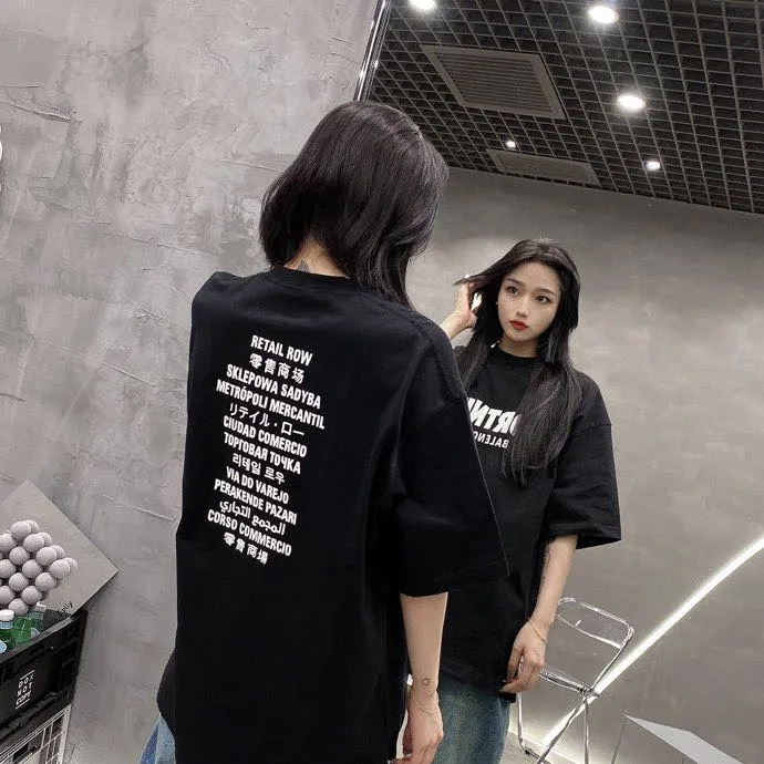 ♻️💯Reference model picture for the upper body❤️The top tested version of BALENCIAGA FORTNITE 10000 needle embroidery for men and women, the same style pure cotton loose short-sleeved T-shirt. The printing on the front and back are all made of 3S cherry blossom thread, and the machine uses Tajima embroidery machine imported from Japan. You can see the accuracy of the embroidery. There are no connecting lines between each letter, and the mold is arranged separately. Each letter/word is a printing group. The thread is cut after being embroidered, and there is absolutely no connecting line to embroider the next group. Therefore, the overall printing is refreshing and clear. The cost is huge, and the front and back printing takes an average of 10 minutes per set. One machine can produce 6 pieces per hour. The fabric is made of 24S 260g double yarn cotton fabric, which is full of drape and has good sweat absorption and breathability. Color: black, red Size: XS-L P:280