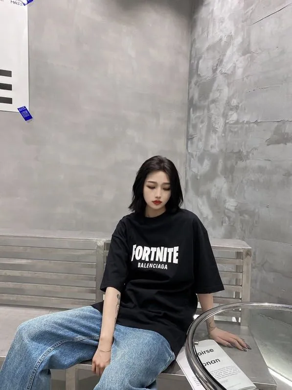 ♻️💯Reference model picture for the upper body❤️The top tested version of BALENCIAGA FORTNITE 10000 needle embroidery for men and women, the same style pure cotton loose short-sleeved T-shirt. The printing on the front and back are all made of 3S cherry blossom thread, and the machine uses Tajima embroidery machine imported from Japan. You can see the accuracy of the embroidery. There are no connecting lines between each letter, and the mold is arranged separately. Each letter/word is a printing group. The thread is cut after being embroidered, and there is absolutely no connecting line to embroider the next group. Therefore, the overall printing is refreshing and clear. The cost is huge, and the front and back printing takes an average of 10 minutes per set. One machine can produce 6 pieces per hour. The fabric is made of 24S 260g double yarn cotton fabric, which is full of drape and has good sweat absorption and breathability. Color: black, red Size: XS-L P:280